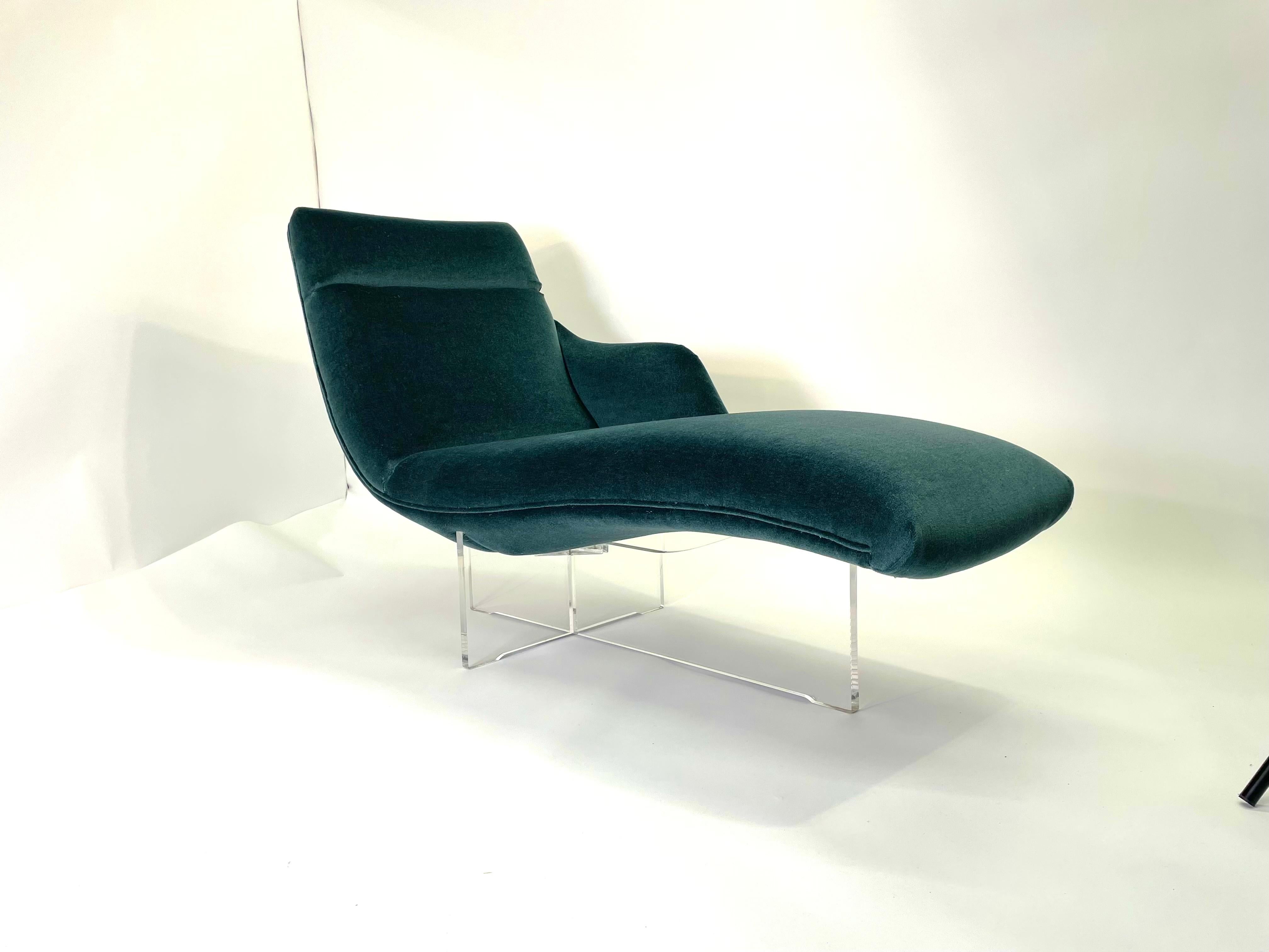 Vladimir Kagan Erica Chaise Lounge Chair in Mohair In Excellent Condition For Sale In San Diego, CA