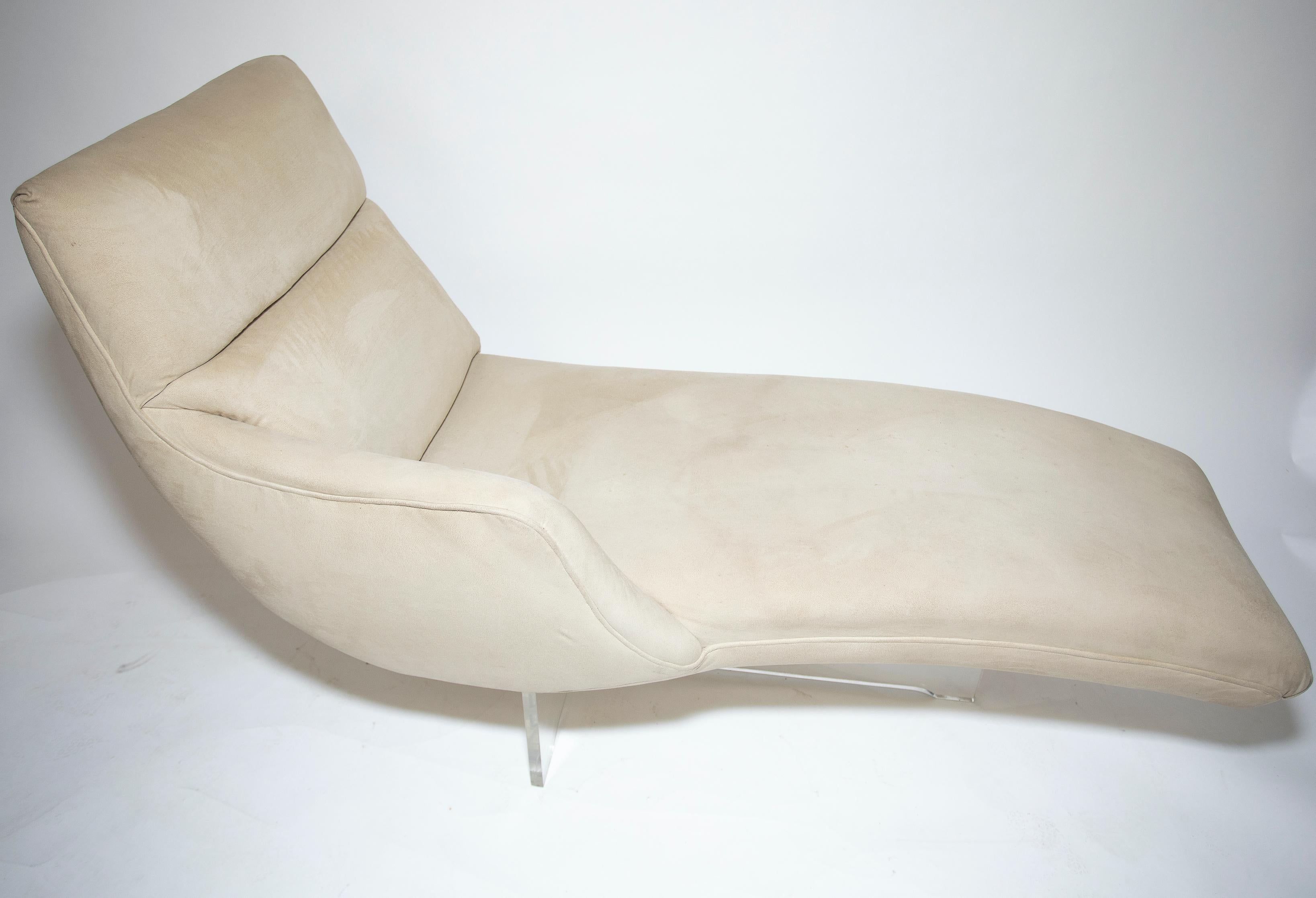 Vladimir Kagan Erica Chaise
An iconic form covered in its original ultra suede upholstery.
  