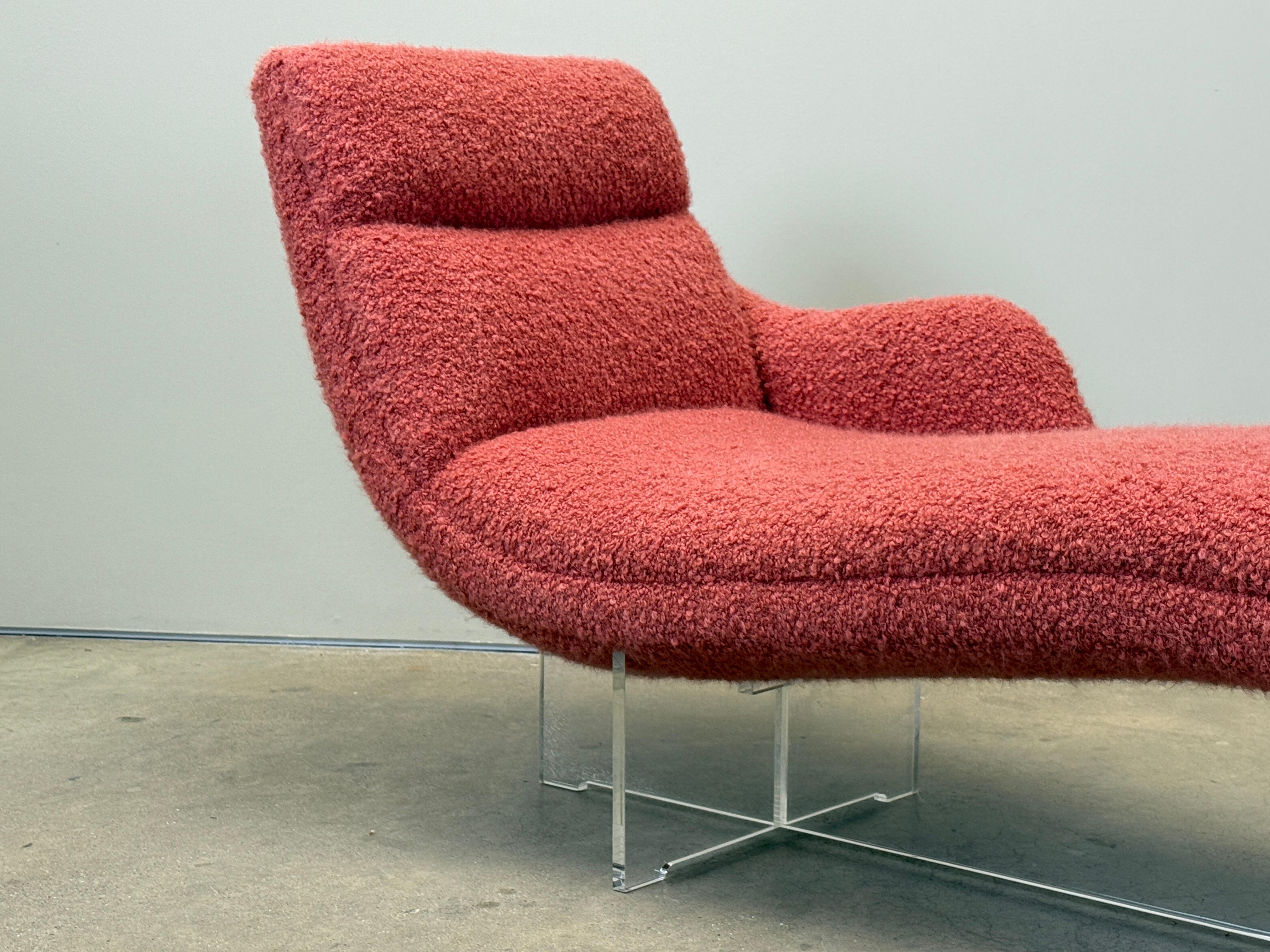 Die von Vladimir Kagan entworfene Chaiselongue Erica.  Vollständig restauriert und neu gepolstert in HOLLY HUNT / Morganite