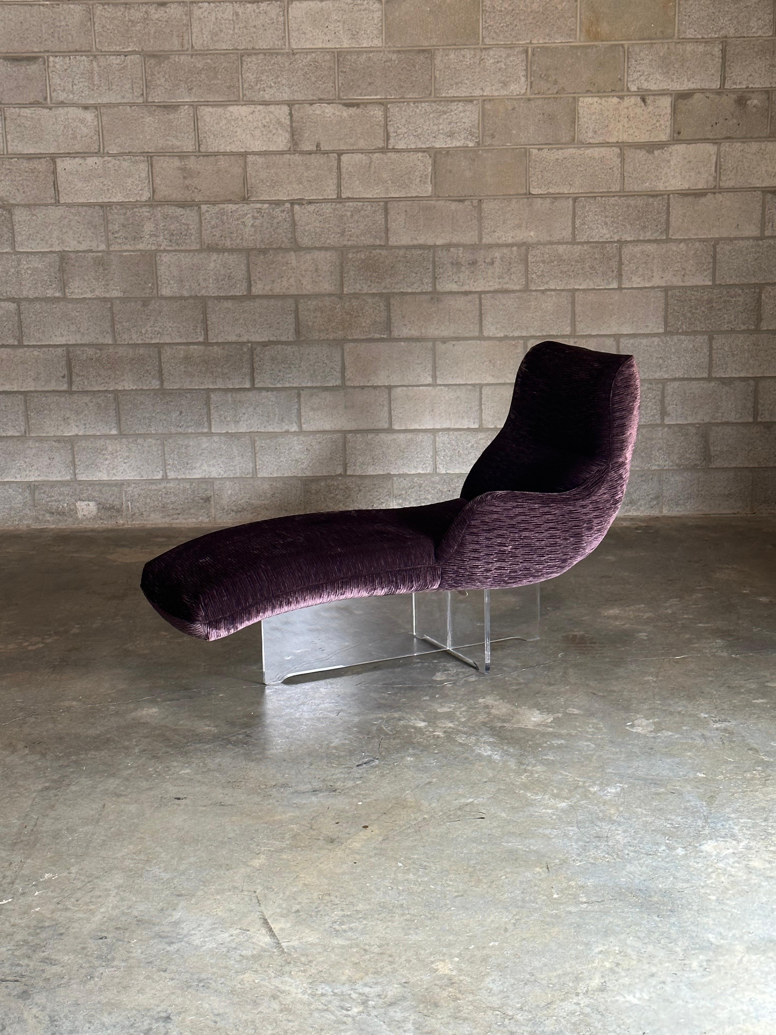 Vladimir Kagan “Erica” Chaise With Lucite Base For Sale 3