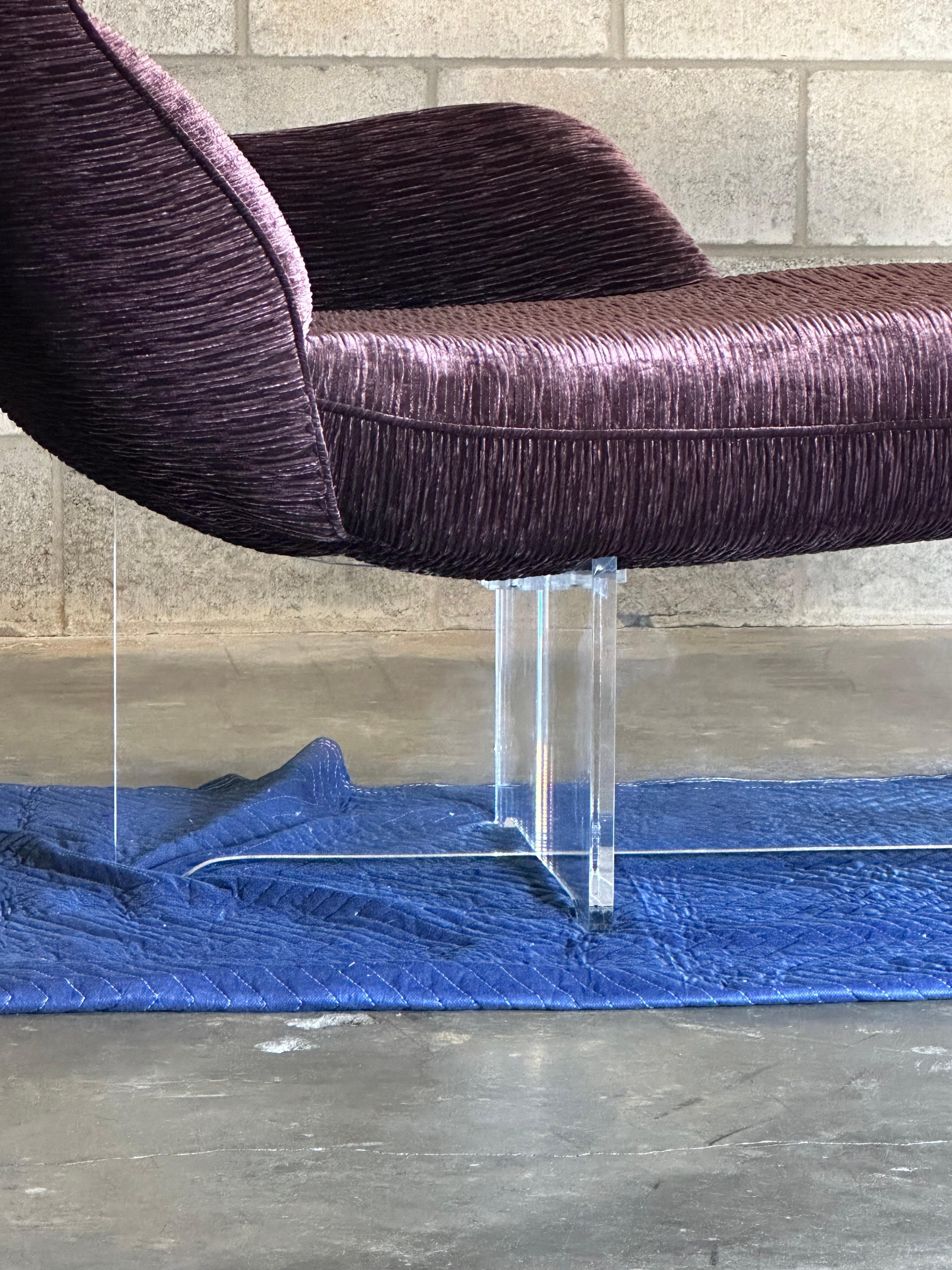 Chaise Erica Vladimir Kagan avec base en lucite en vente 7