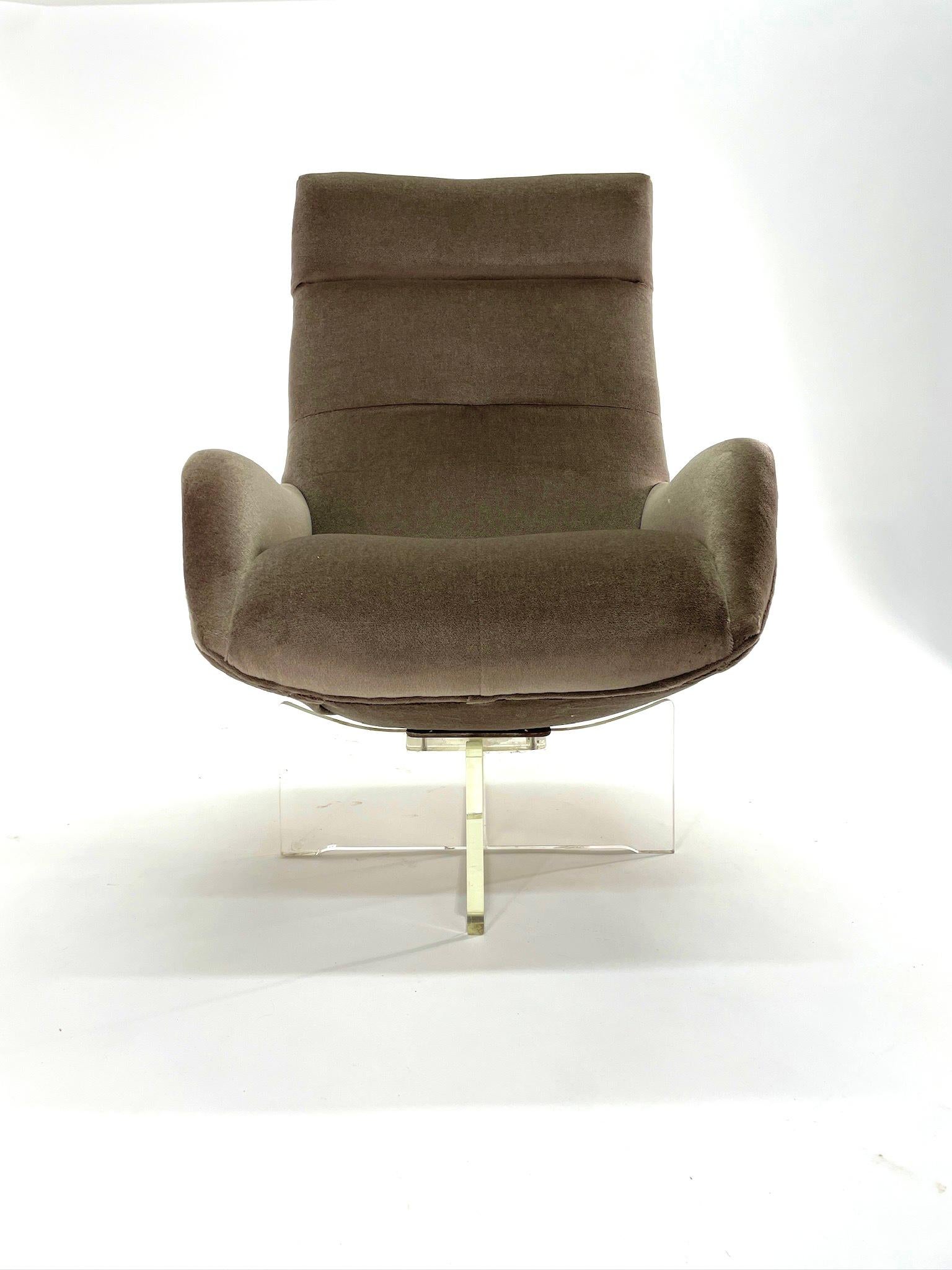Vladimir Kagan’s Erica Contour High Back Swivel, first introduced in 1967, is a body-supportive design that sits on an X-shaped Lucite base. This incredibly comfortable chair is intended to create the illusion of floating off the ground. The piece