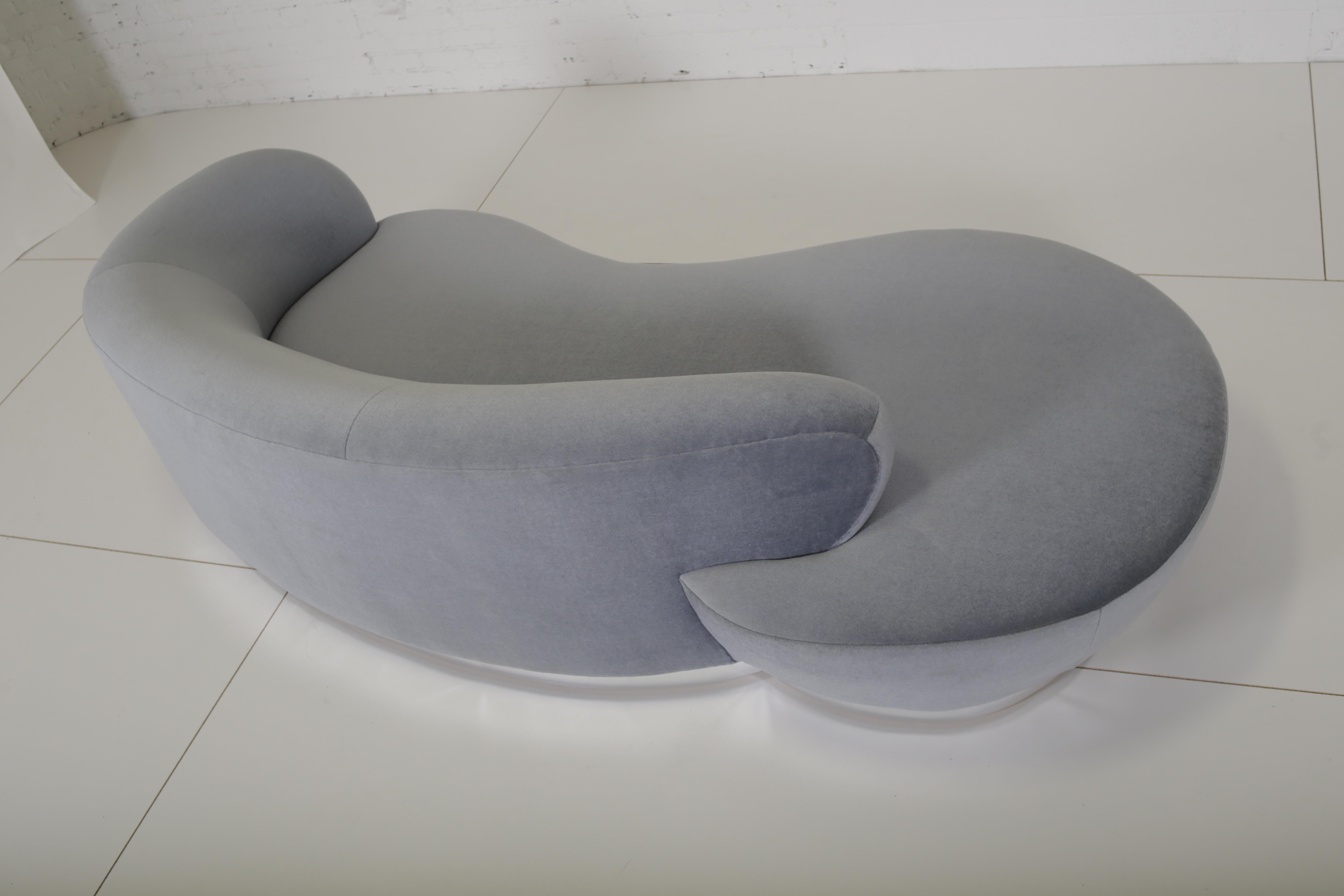 Directional Cloud Sofa on Chrome Base In Excellent Condition For Sale In Chicago, IL