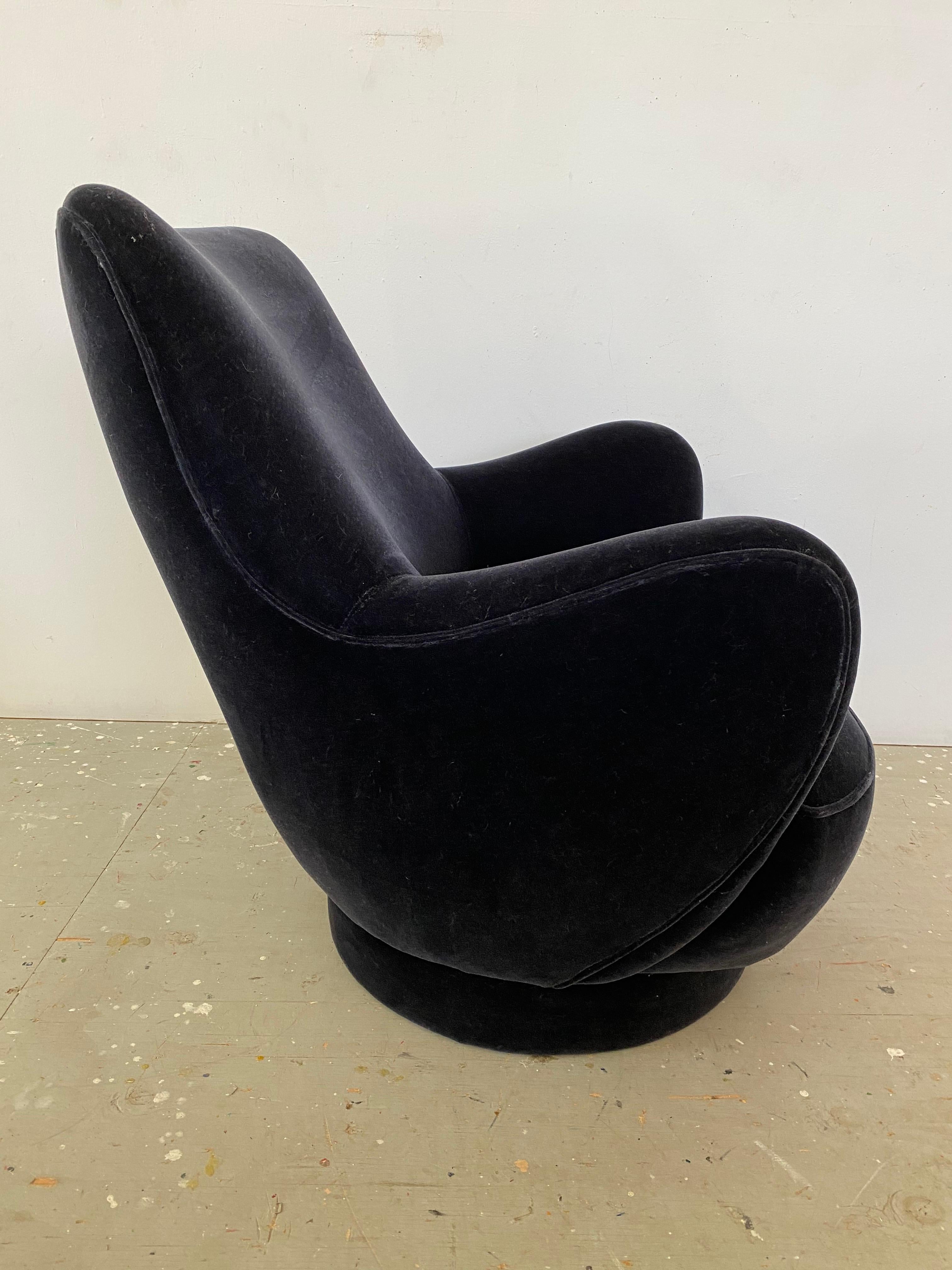 Vladimir Kagan für Directional High-Back Swivel Lounge Chair aus dunkelblauem Mohair in Charcoal.  Eines der Signature Designs von Kagan, bekannt als die 100A-Serie.  Kagan hat das Design neu erfunden und bietet sowohl Modelle mit niedriger als auch