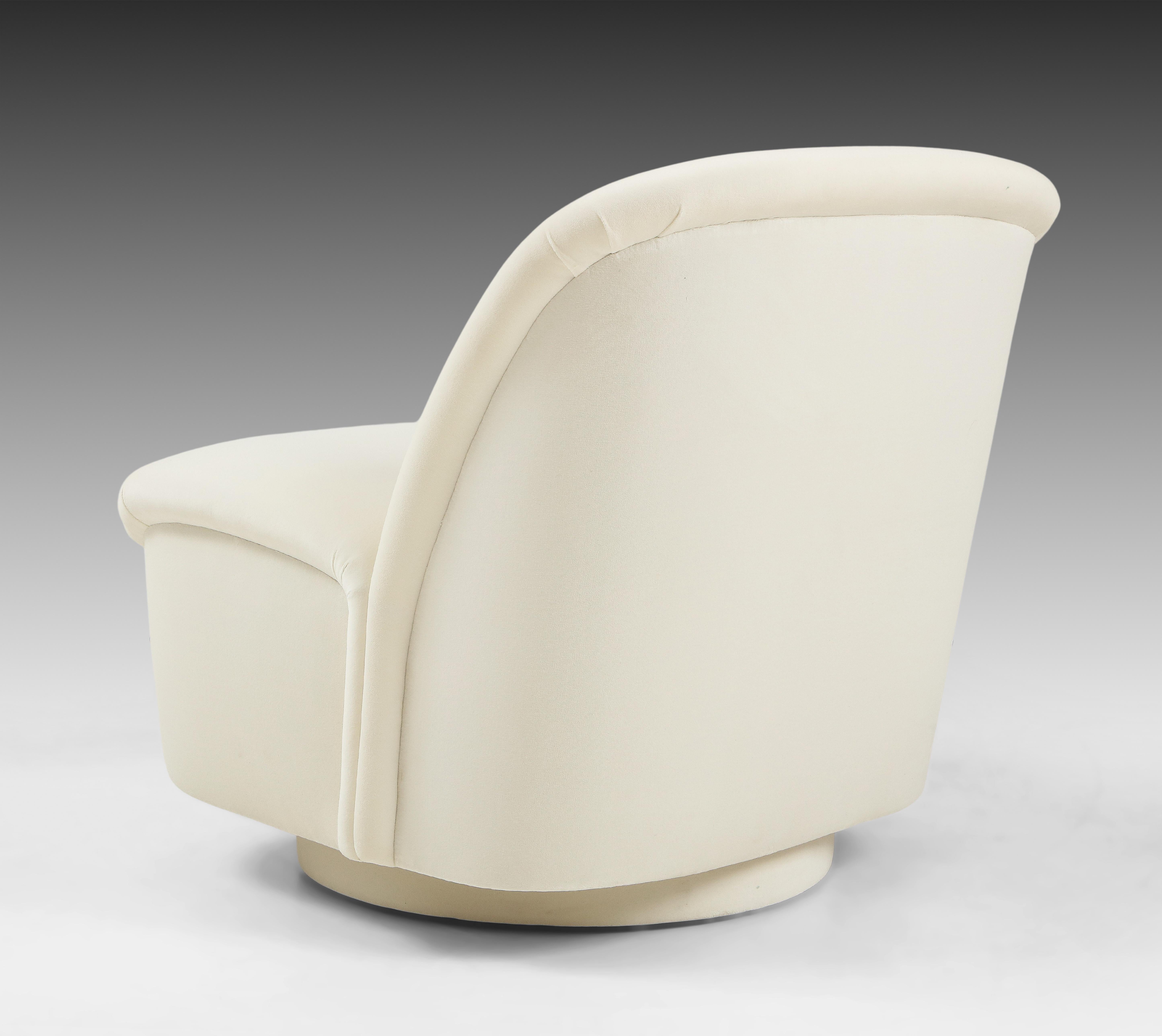 1970s Directional Pair of Swivel Lounge Chairs in Ivory Velvet  For Sale 1