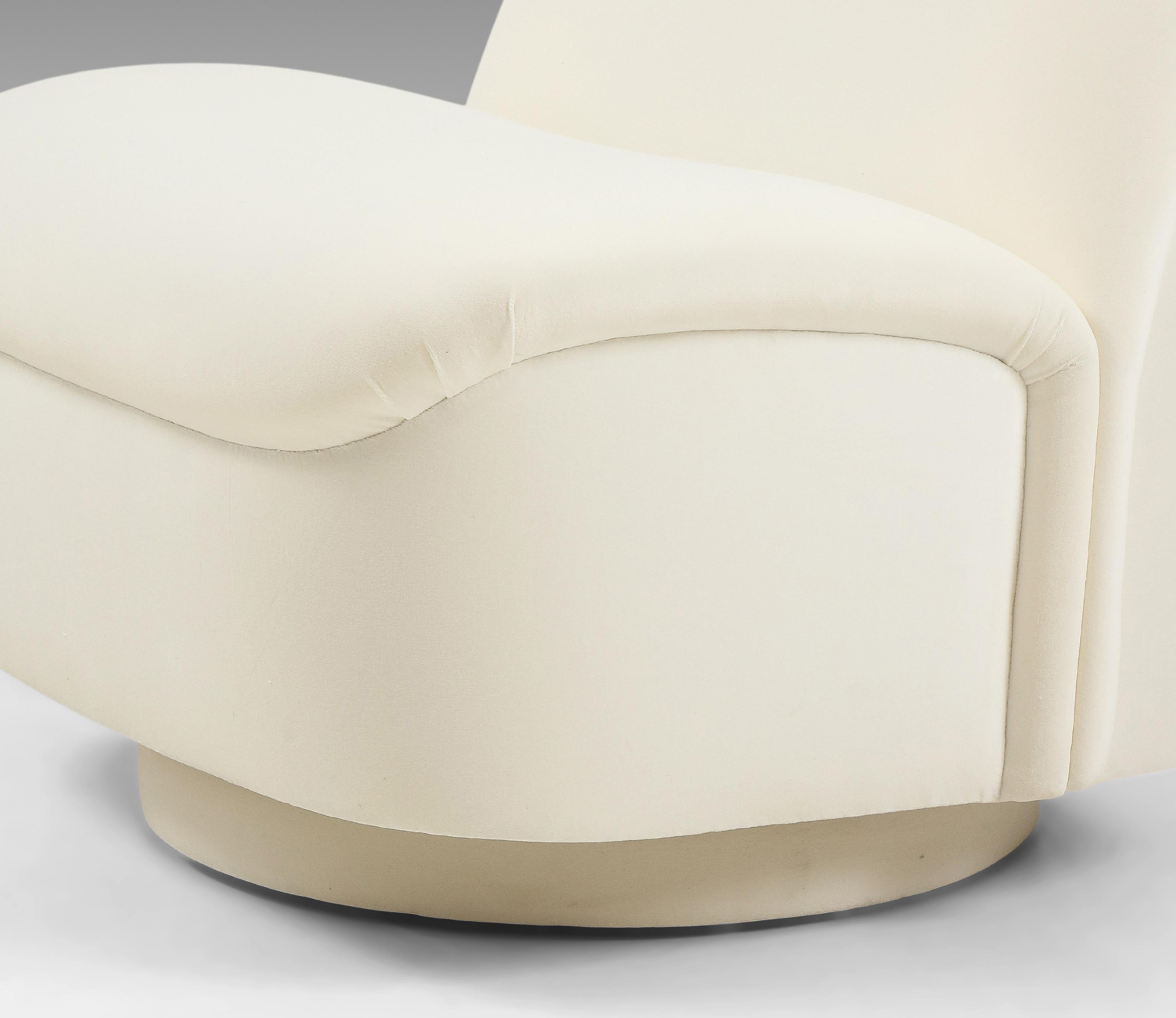 1970s Directional Pair of Swivel Lounge Chairs in Ivory Velvet For Sale 5