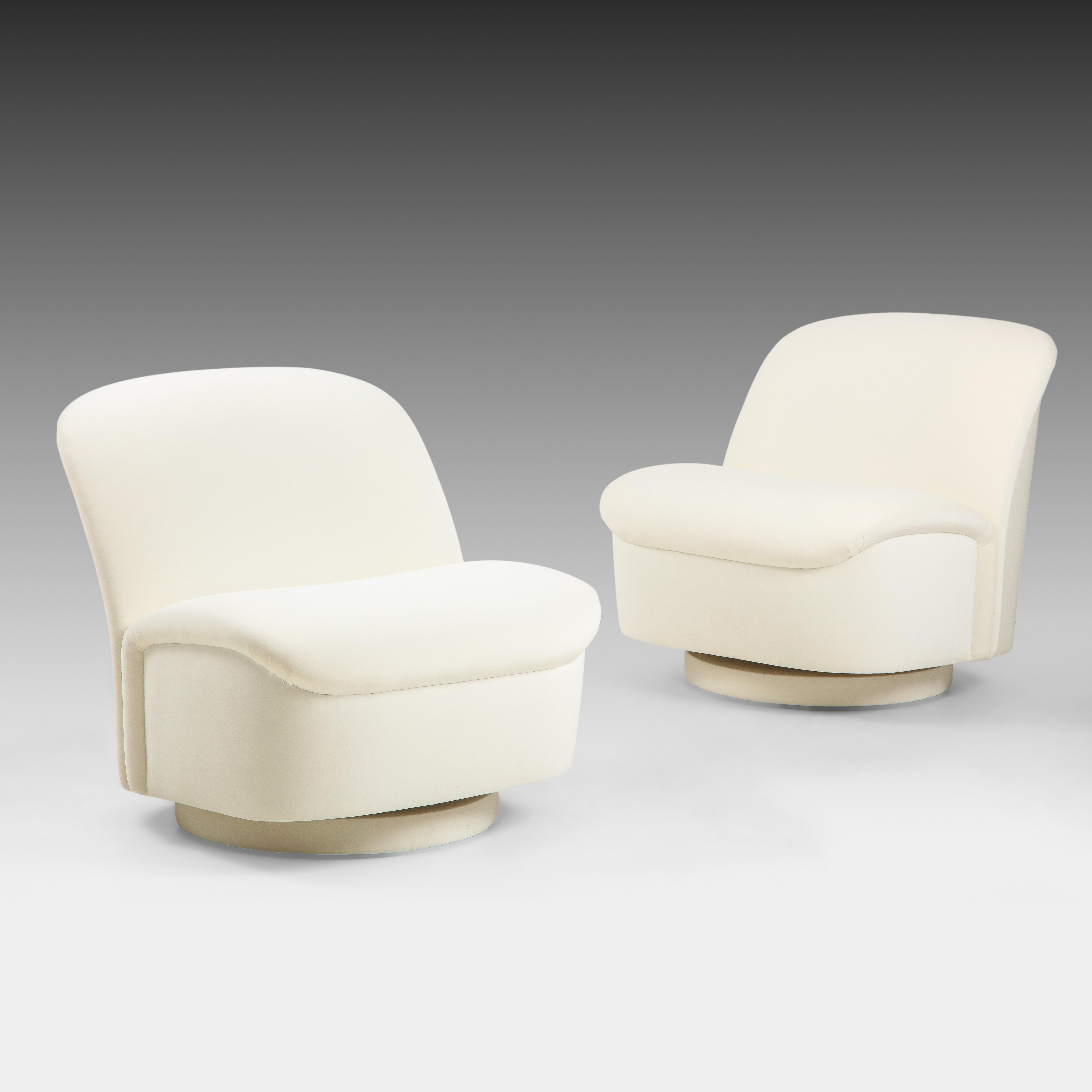 1970s Directional pair of ivory velvet swivel lounge chairs with slightly curved backs and seats which tilt back and forth and swivel on upholstered round base. Ces chaises longues pivotantes chics sont non seulement magnifiquement sculpturales mais