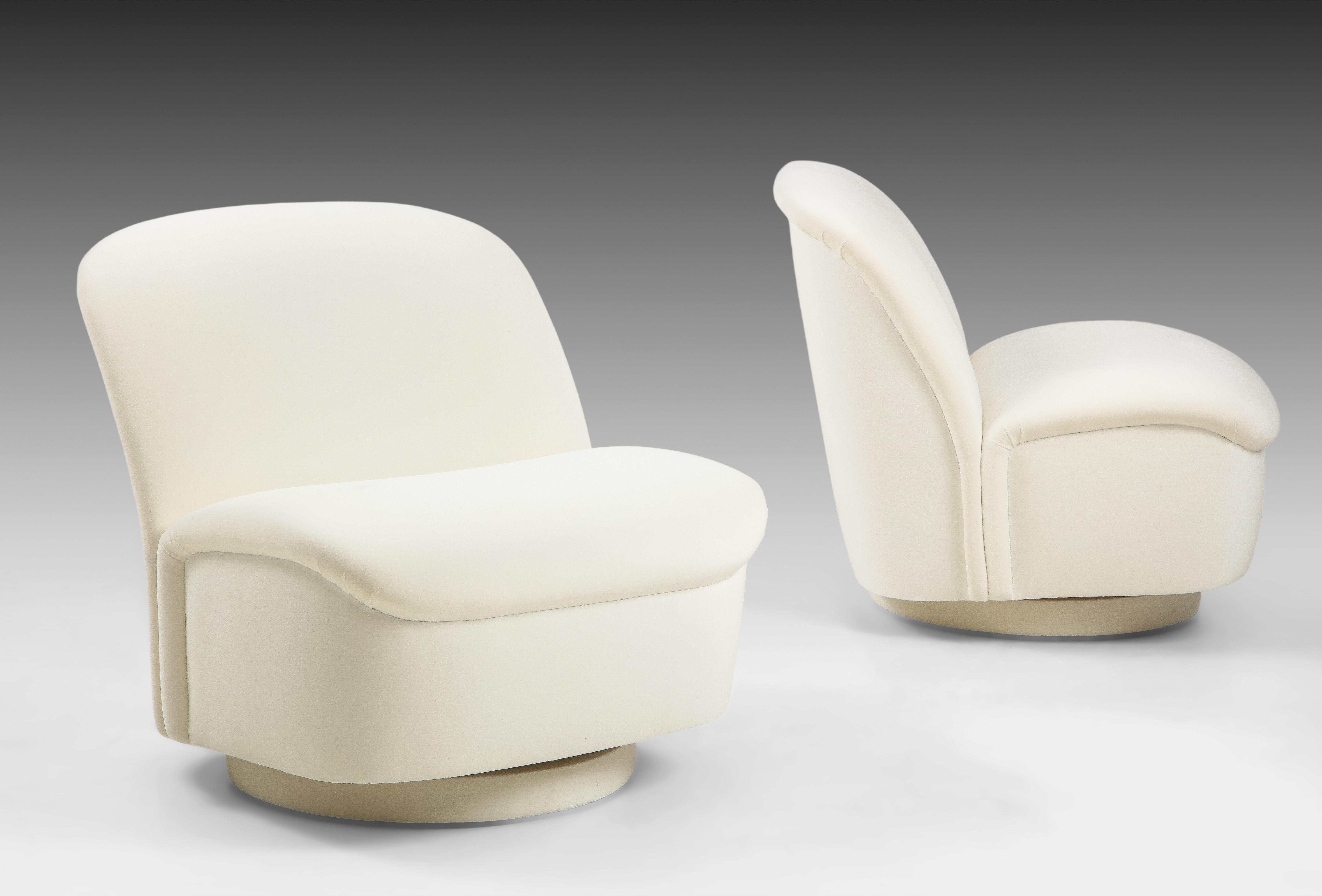 Mid-Century Modern Paire de chaises longues directionnelles en velours ivoire des années 1970  en vente