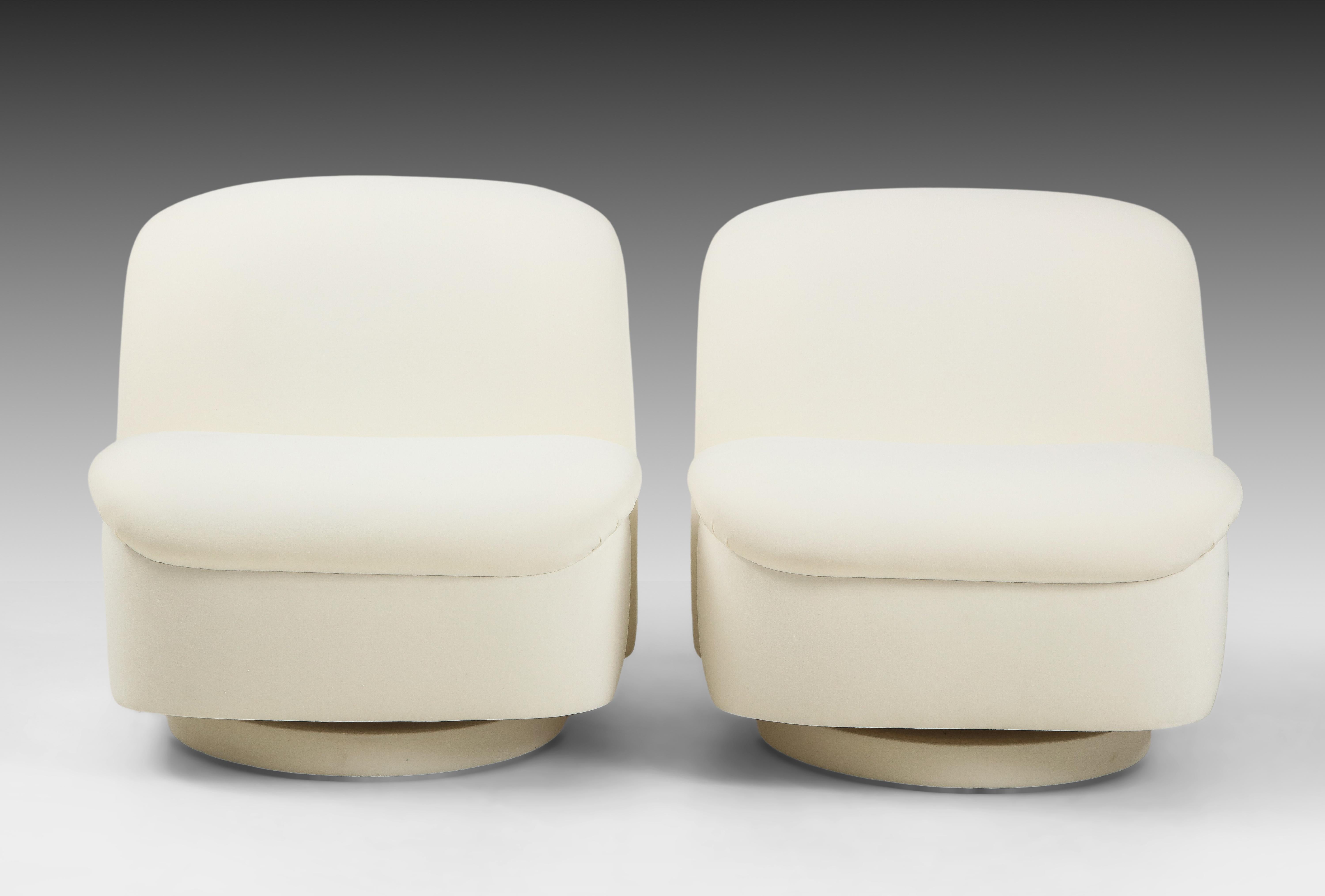 Mid-Century Modern 1970s Directional Pair of Swivel Lounge Chairs in Ivory Velvet  For Sale