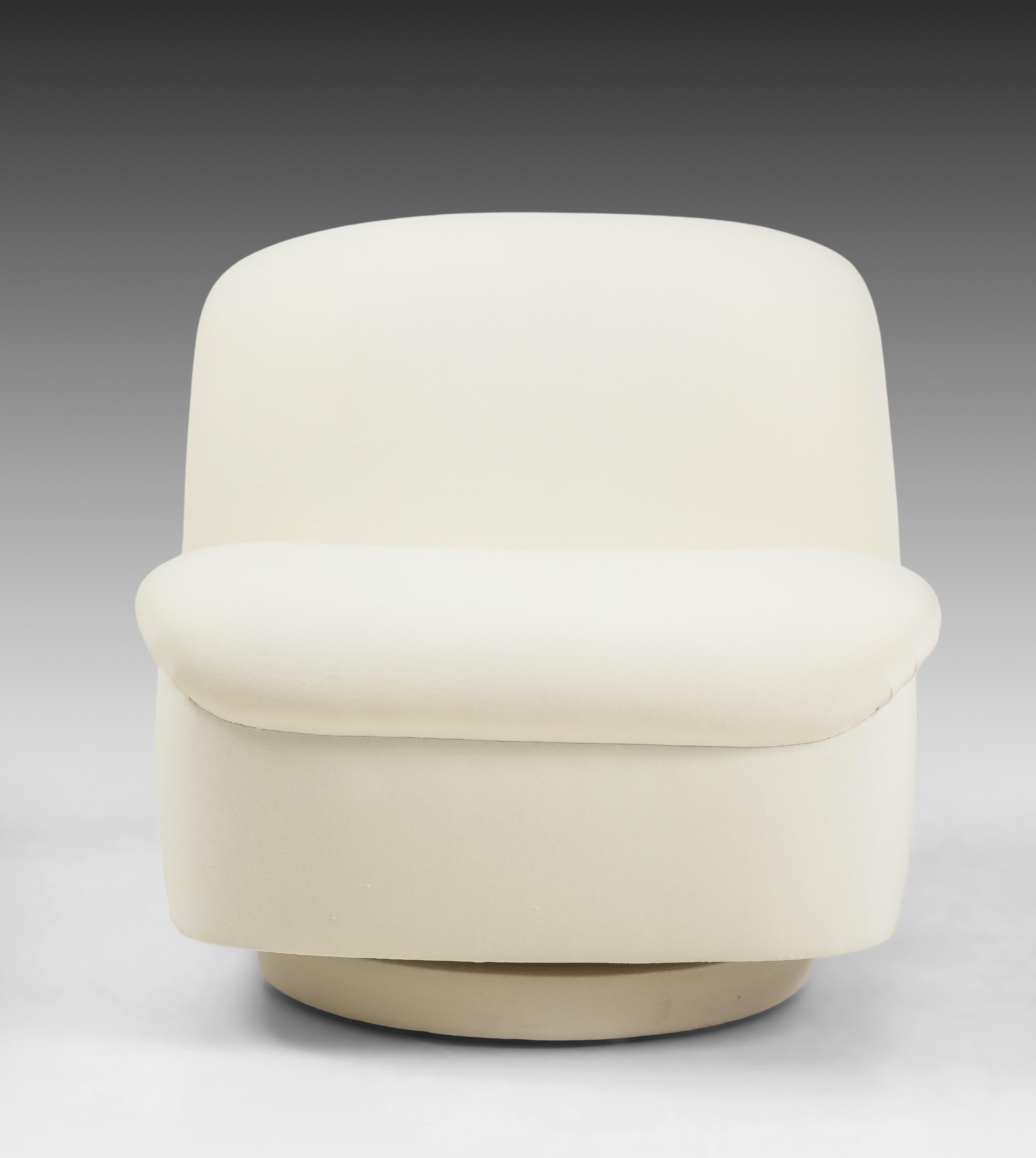 American 1970s Directional Pair of Swivel Lounge Chairs in Ivory Velvet  For Sale