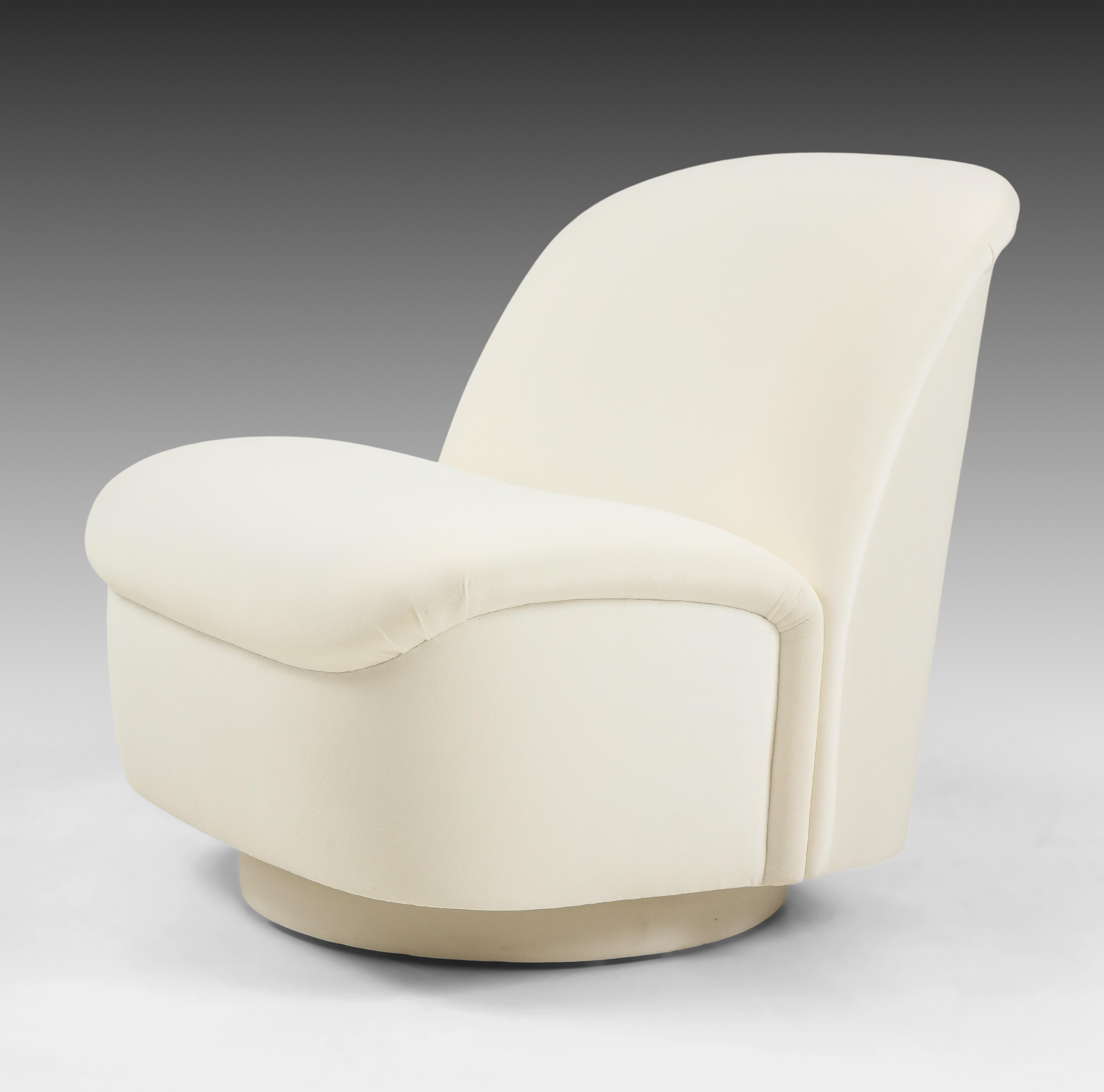 1970s Directional Pair of Swivel Lounge Chairs in Ivory Velvet  In Excellent Condition For Sale In New York, NY