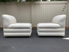Milo Baughman style Directional Slipper Lounge Chairs en cuir ayant une base empilée