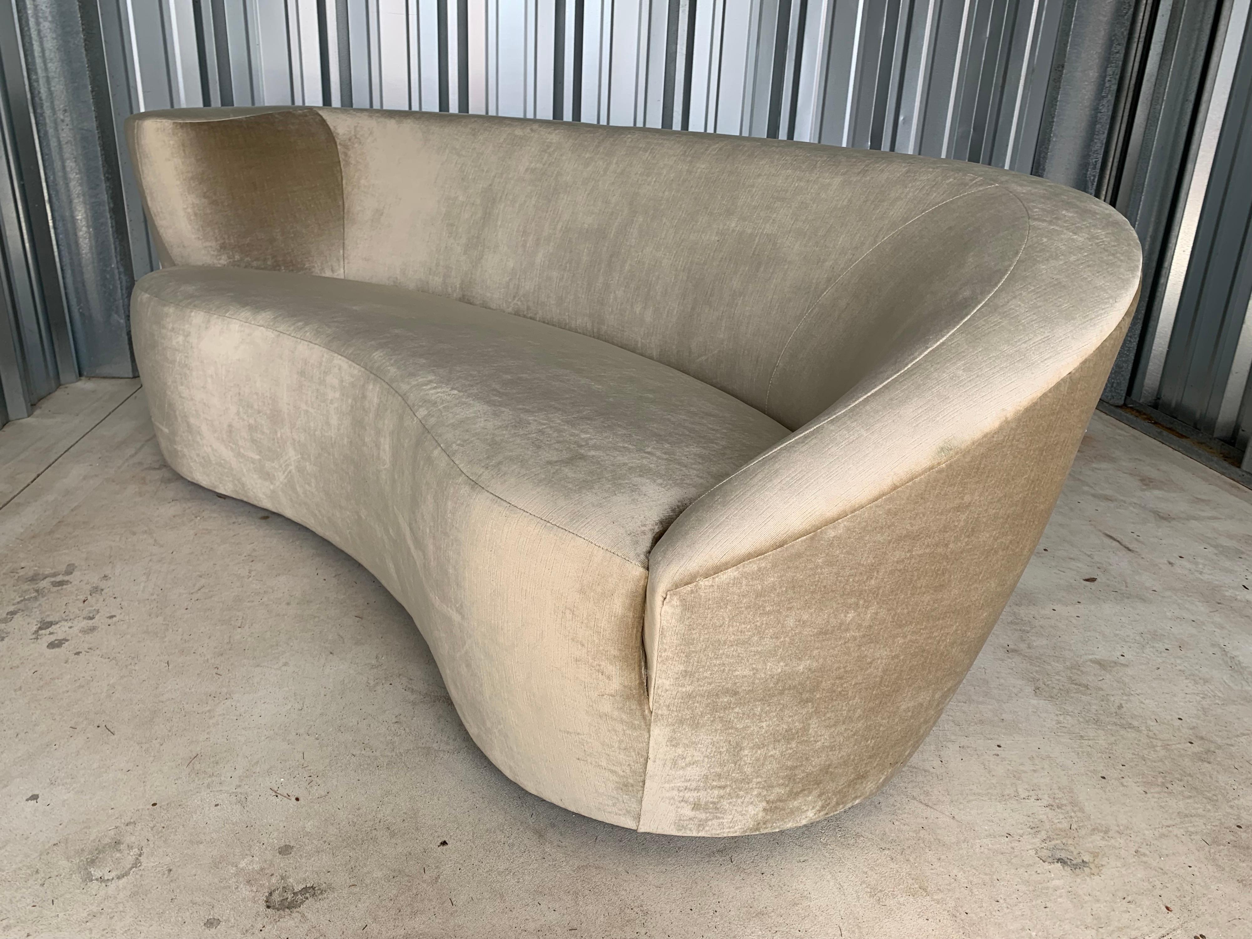 A beautiful sofa having round curved features throughout designed by Vladimir Kagan for his ‘Nautilus’ series and produced by Directional Furniture Company. Newly upholstered in “Moon Beam” velvet with beautiful striations through the high end