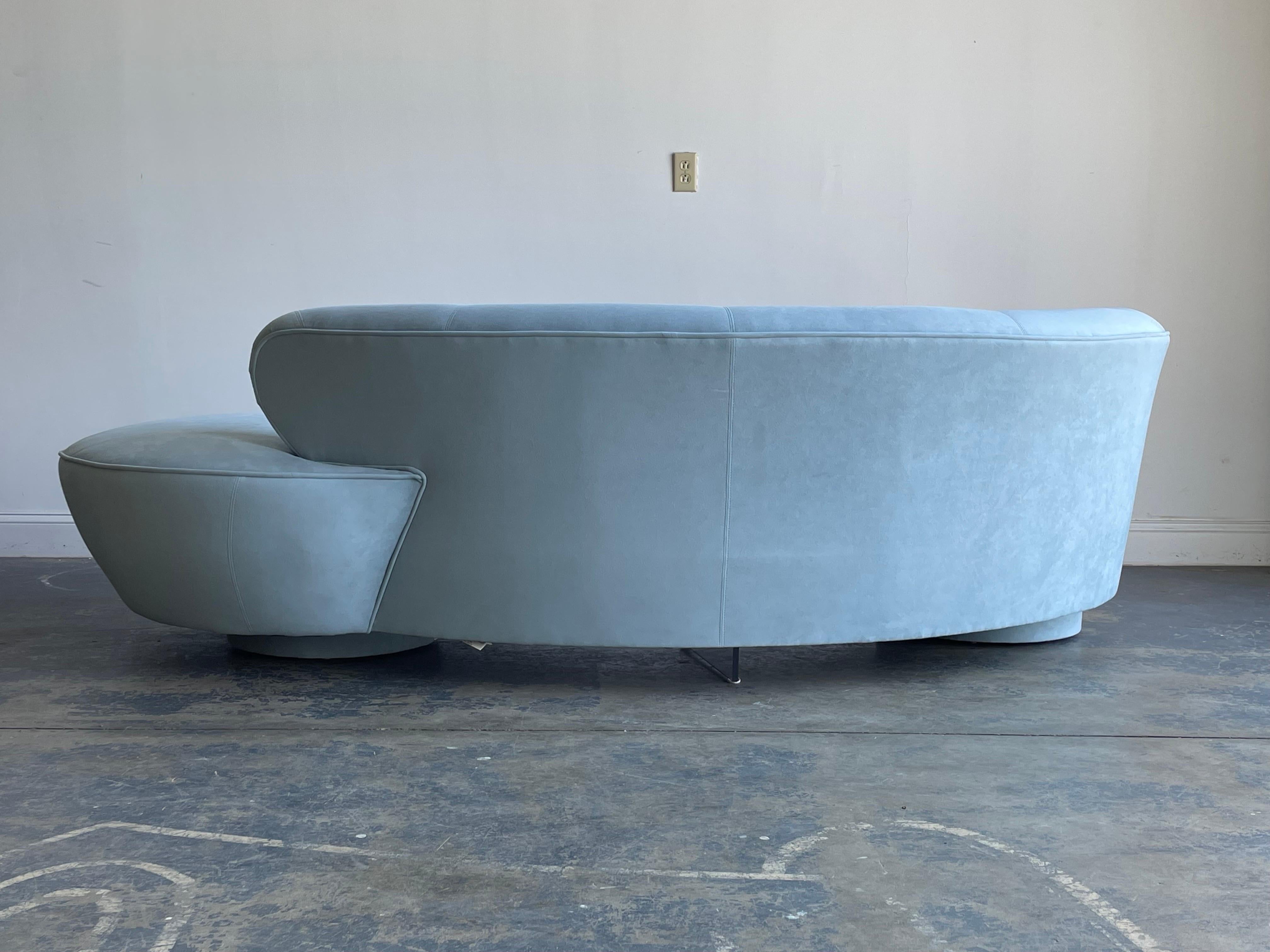 Vladimir Kagan for Directional Serpentine Cloud Sofa with Lucite Support In Good Condition In St.Petersburg, FL