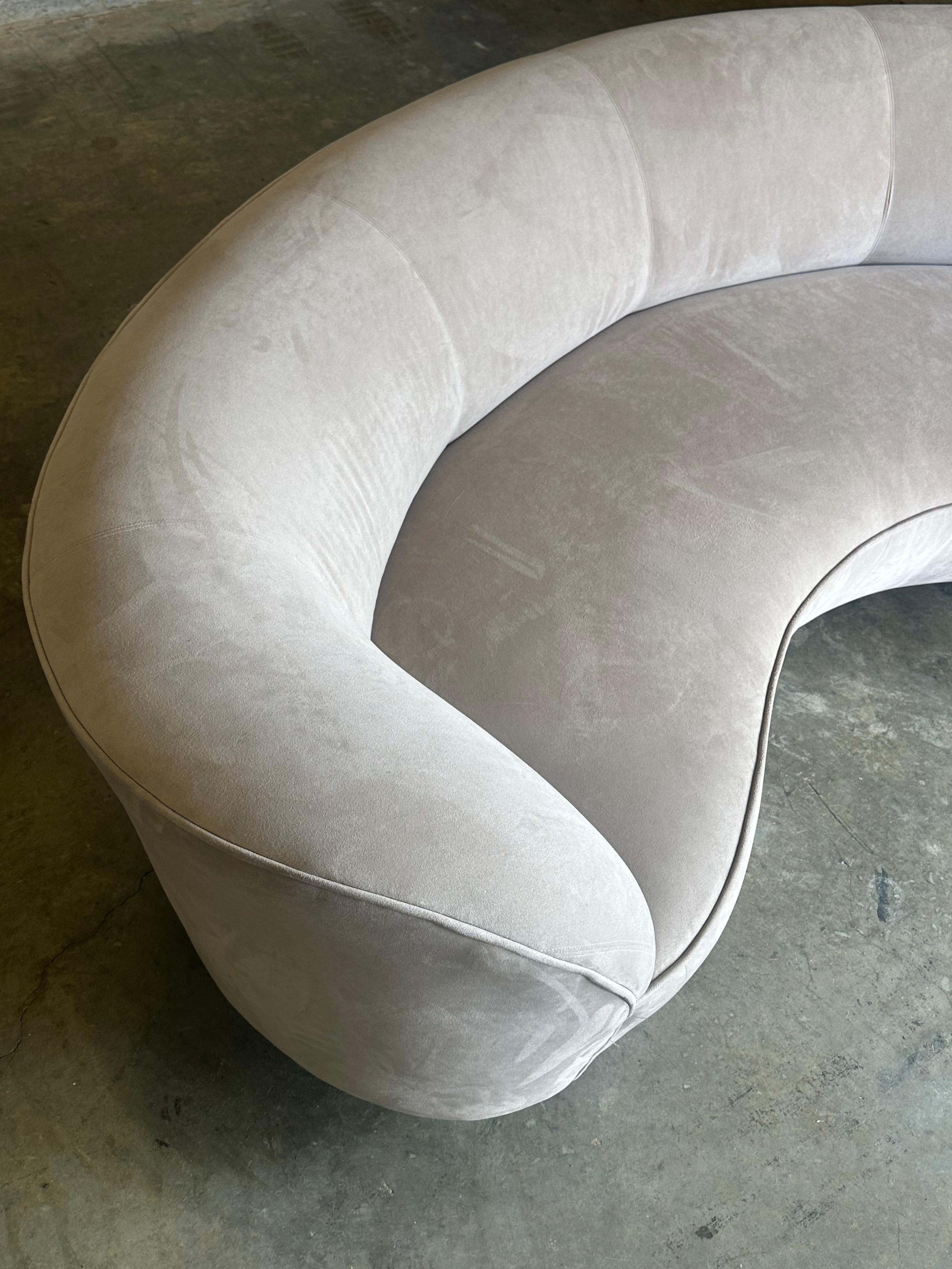Vladimir Kagan for Directional Sofa with Lucite Support In Good Condition In St.Petersburg, FL