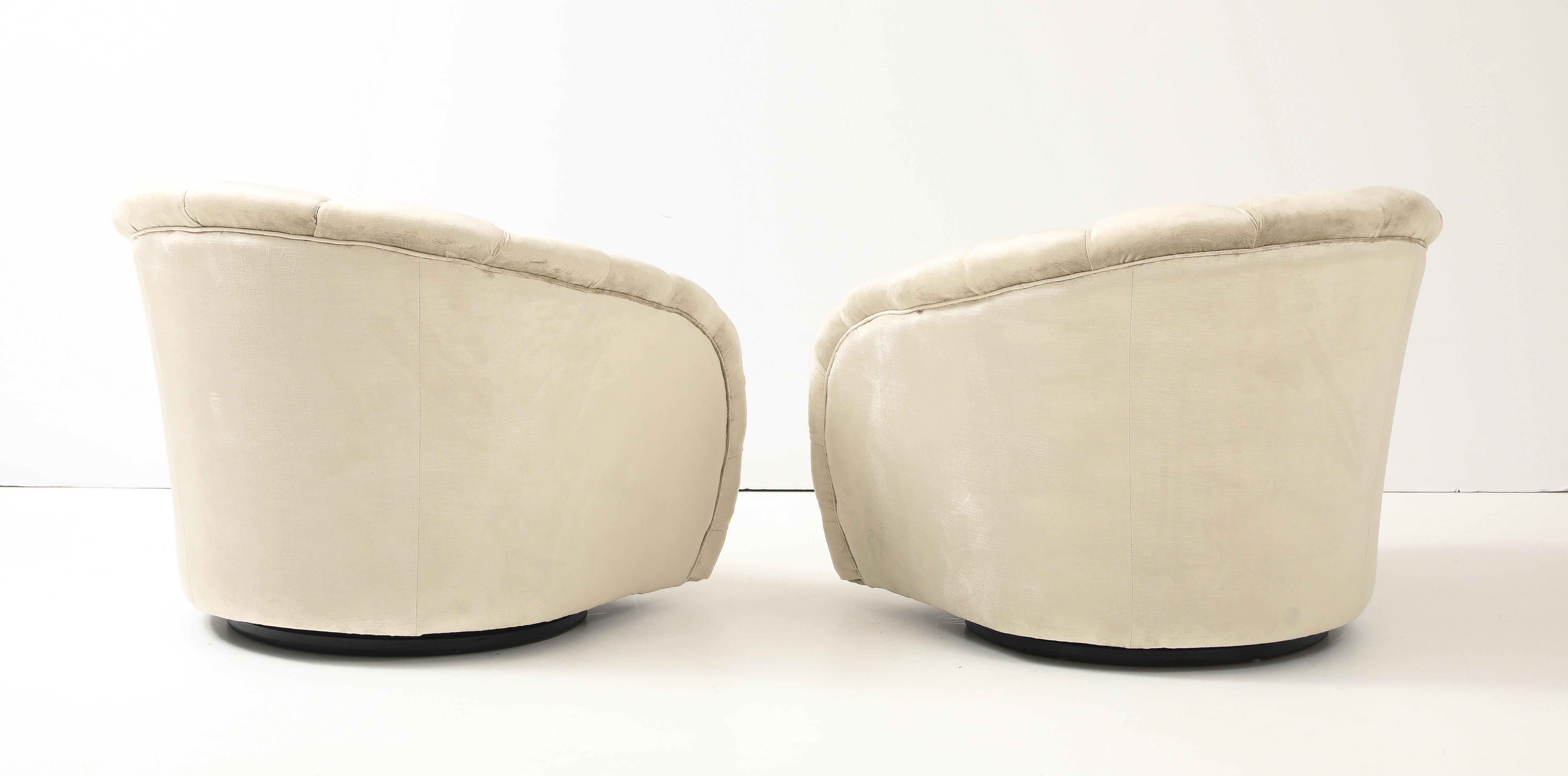 Erstaunliche Paar 1980er Vladimir Kagan Design für Directional Drehsessel, die Stühle wurden vom ursprünglichen Besitzer, der sie aus dem Vladimir Kagan Showroom in NYC in den 1980er Jahren bekam gekauft, die Stühle wurden vollständig restauriert