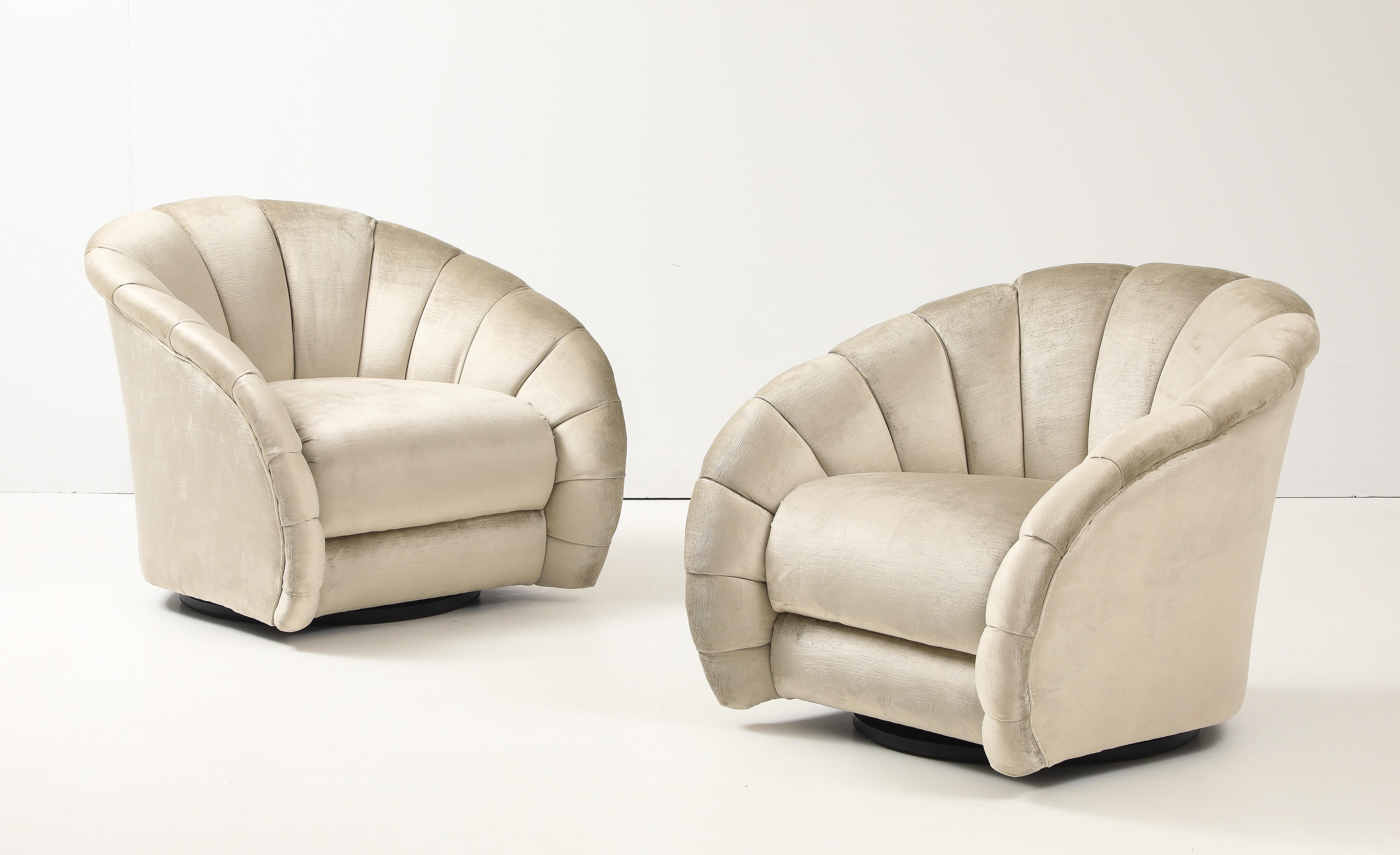Vladimir Kagan für Directional Swivel Lounge Chairs In Samt im Zustand „Gut“ im Angebot in New York, NY