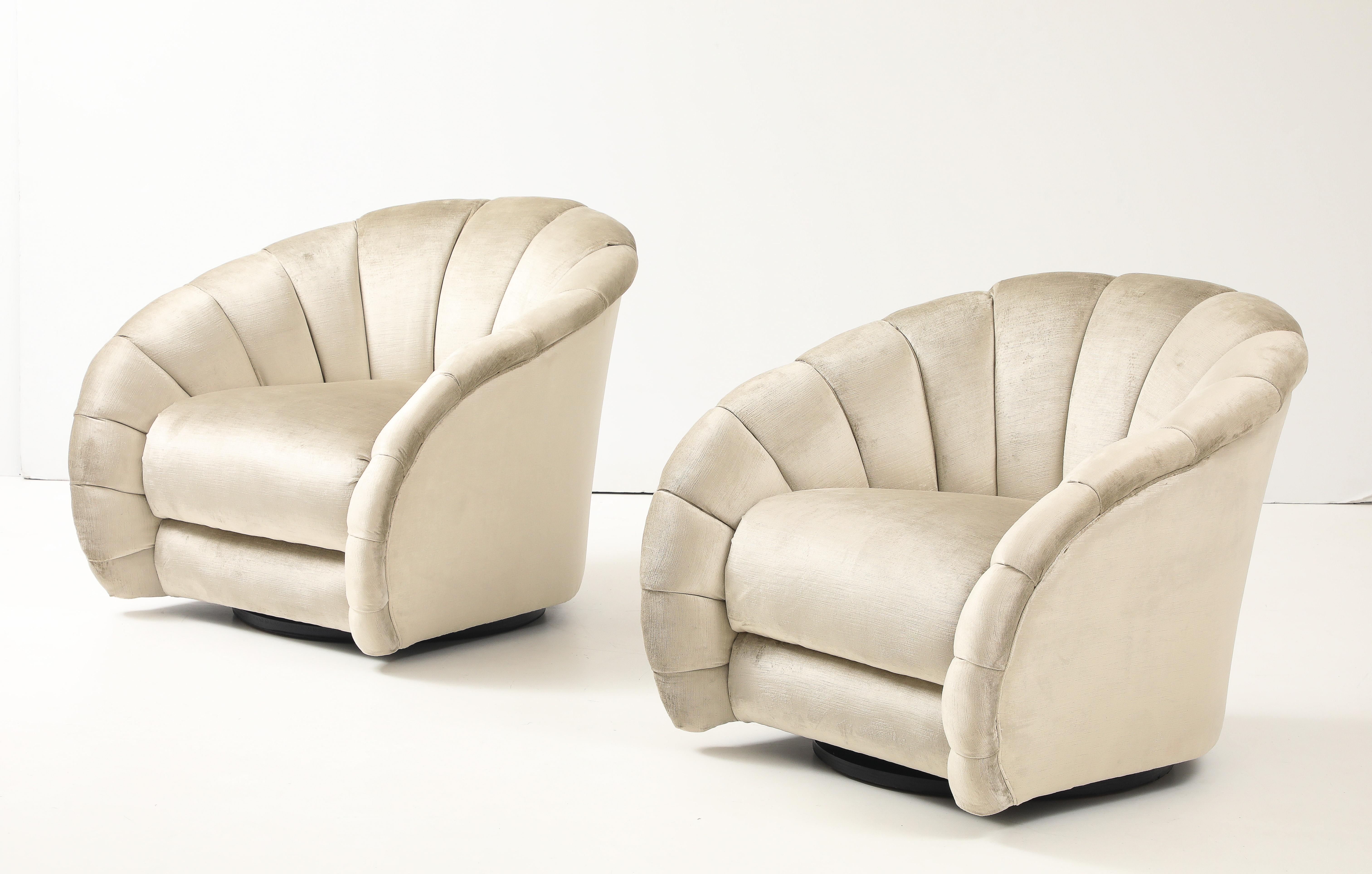 Vladimir Kagan für Directional Swivel Lounge Chairs In Samt im Angebot 1