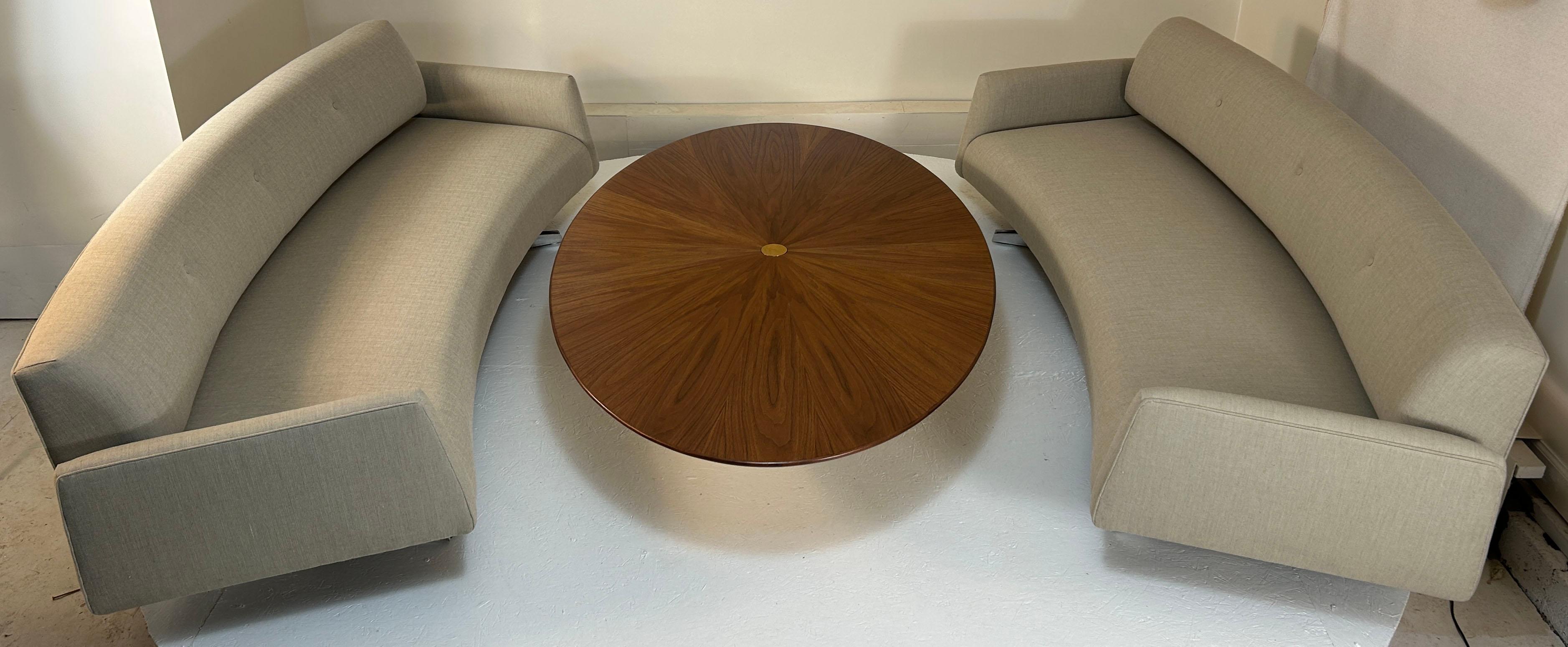 Vladimir Kagan für Grosfeld House seltenes geschwungenes Sofa mit vier Sitzplätzen (Moderne der Mitte des Jahrhunderts) im Angebot