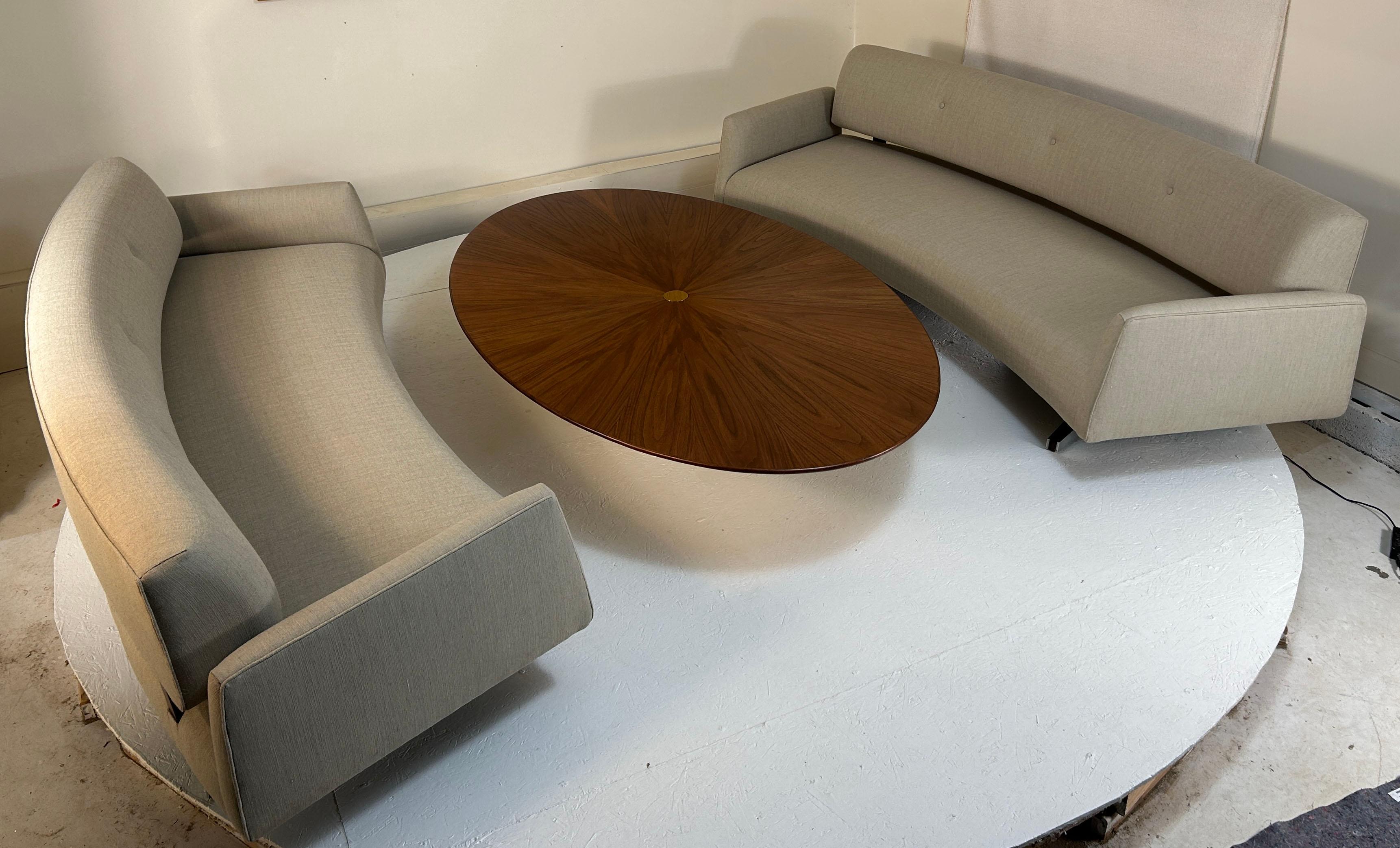 Vladimir Kagan für Grosfeld House seltenes geschwungenes Sofa mit vier Sitzplätzen (amerikanisch) im Angebot