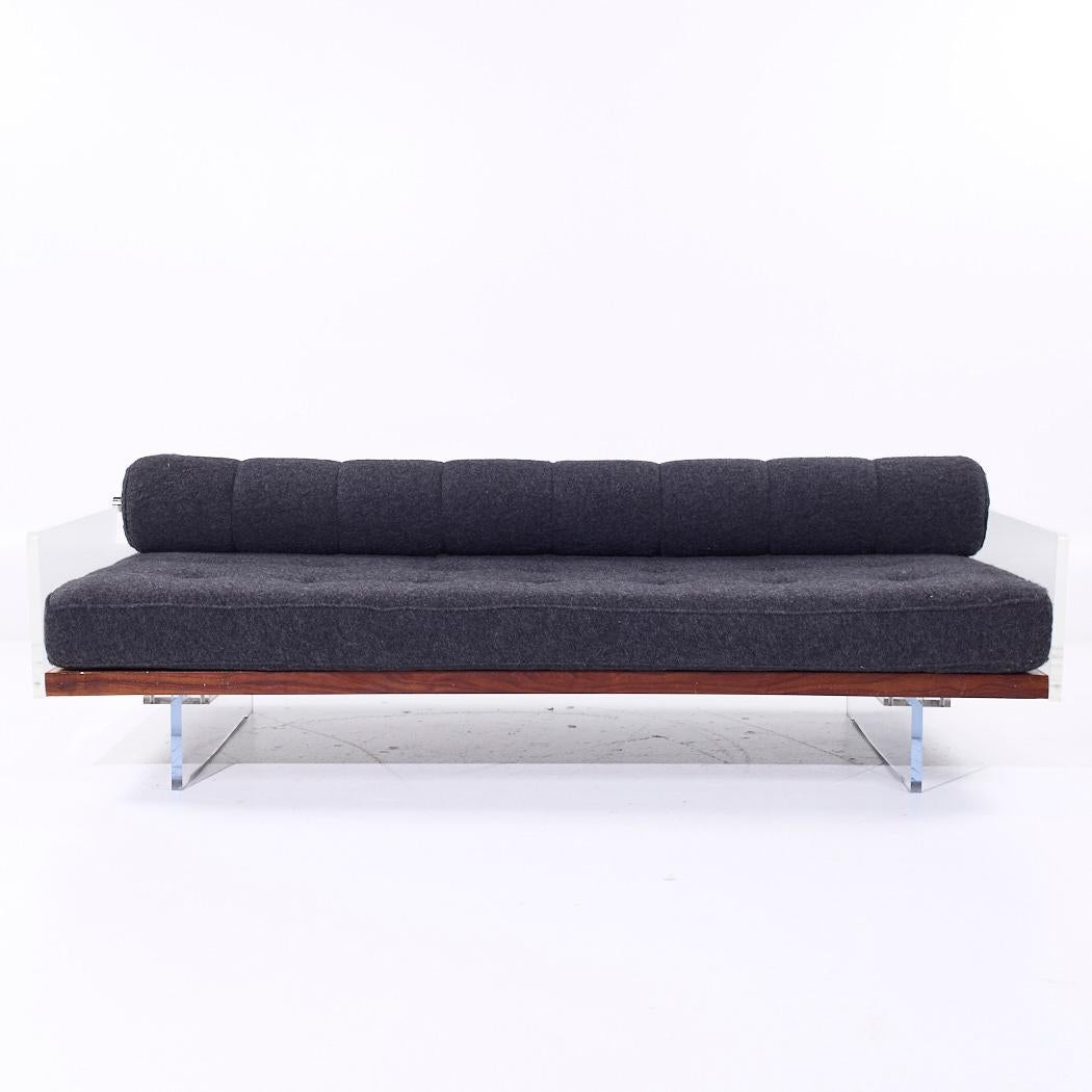 Vladimir Kagan pour Holly HUNT Canapé-lit à dossier roulant en lucite, milieu de siècle

Ce lit de jour mesure : 83.25 large x 41 profond x 26 pouces de haut, avec une hauteur d'assise de 16.5 et une hauteur d'accoudoir de 21.25 pouces.

Tous les