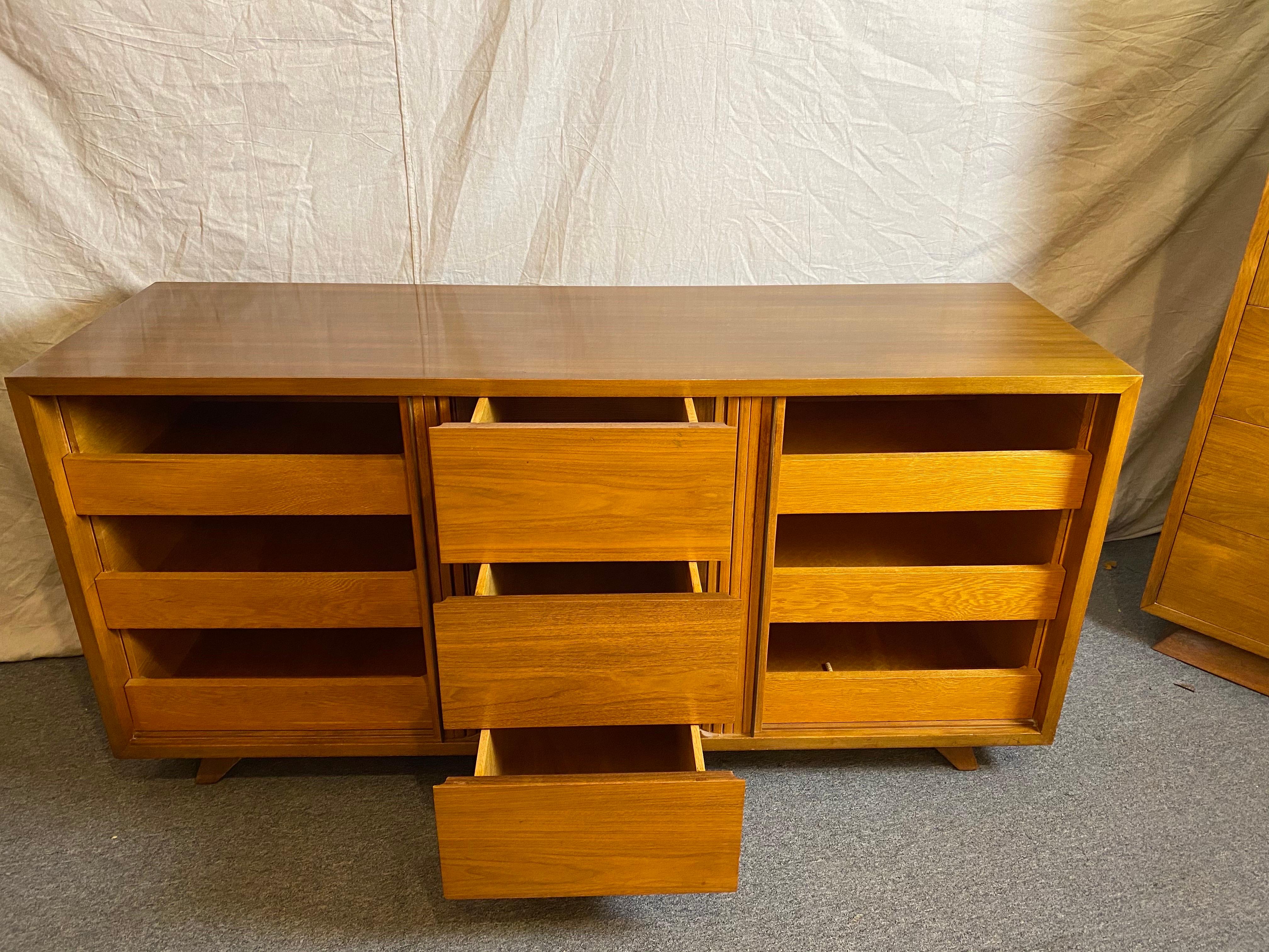 Vladimir Kagan for Kagan/ Dreyfuss Credenza or Bedroom Cabinet For Sale 7