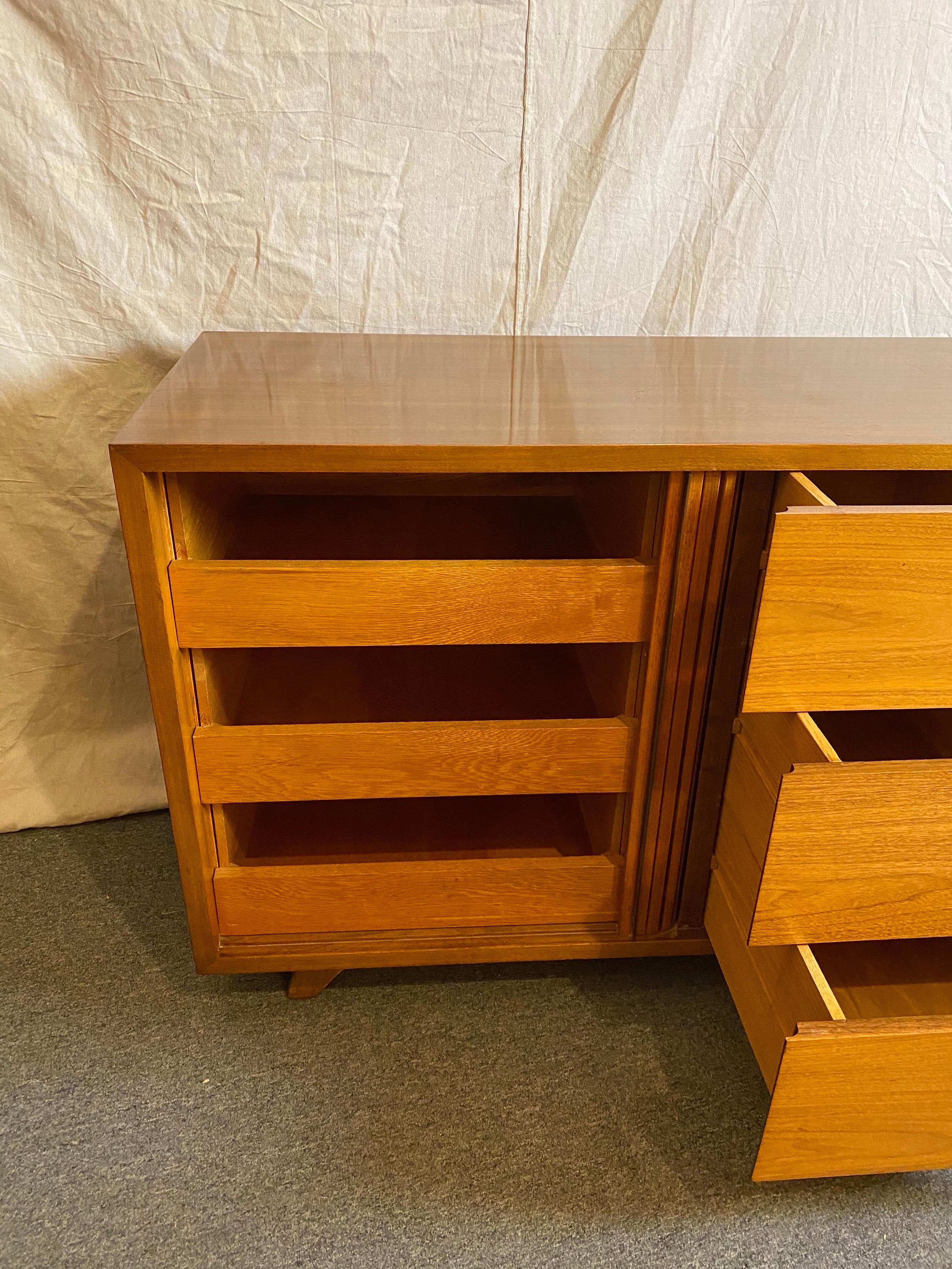 Mid-Century Modern Vladimir Kagan for Kagan/ Dreyfuss Credenza or Bedroom Cabinet For Sale