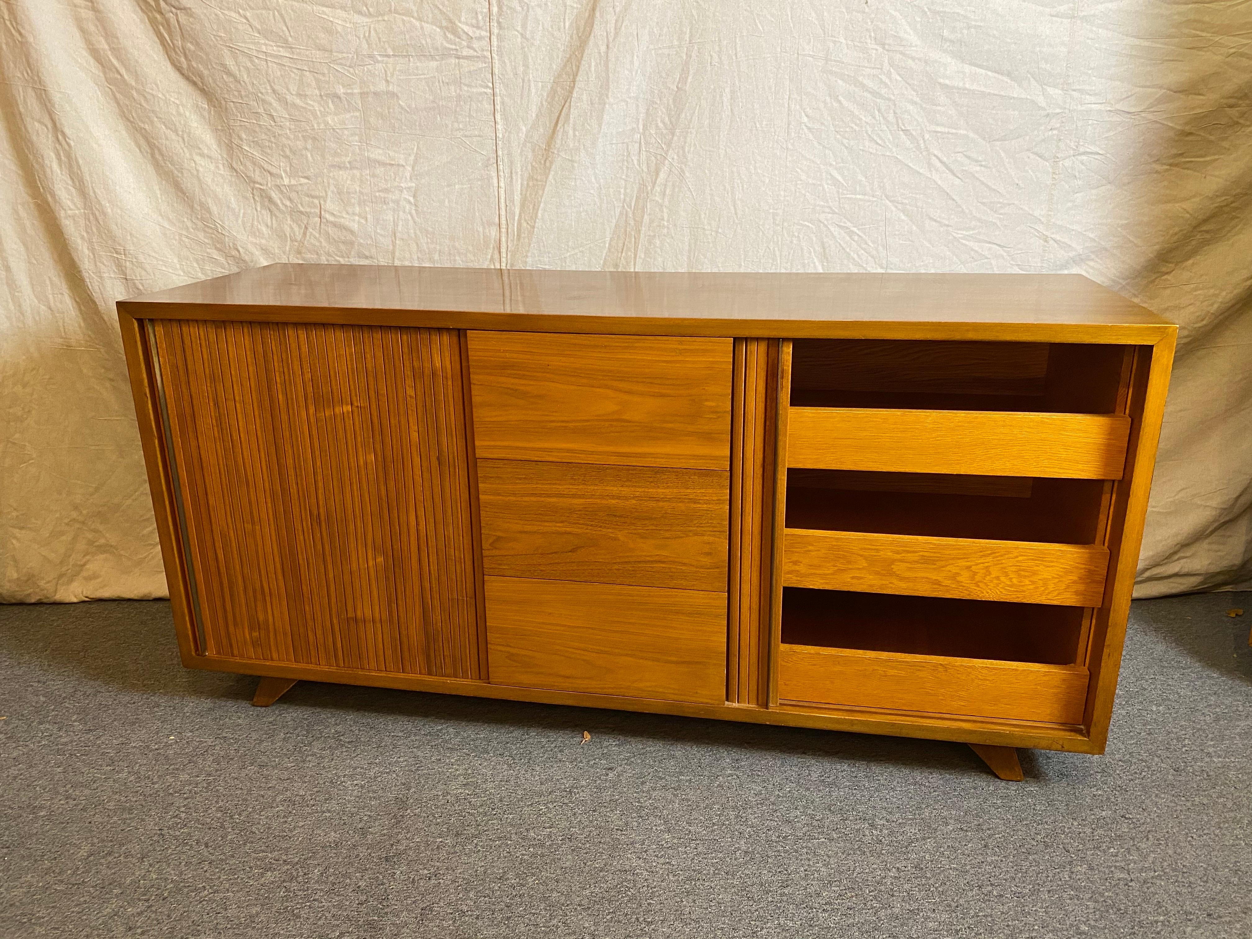 Ottone Vladimir Kagan per Kagan/Dreyfuss Credenza o mobile da camera da letto in vendita