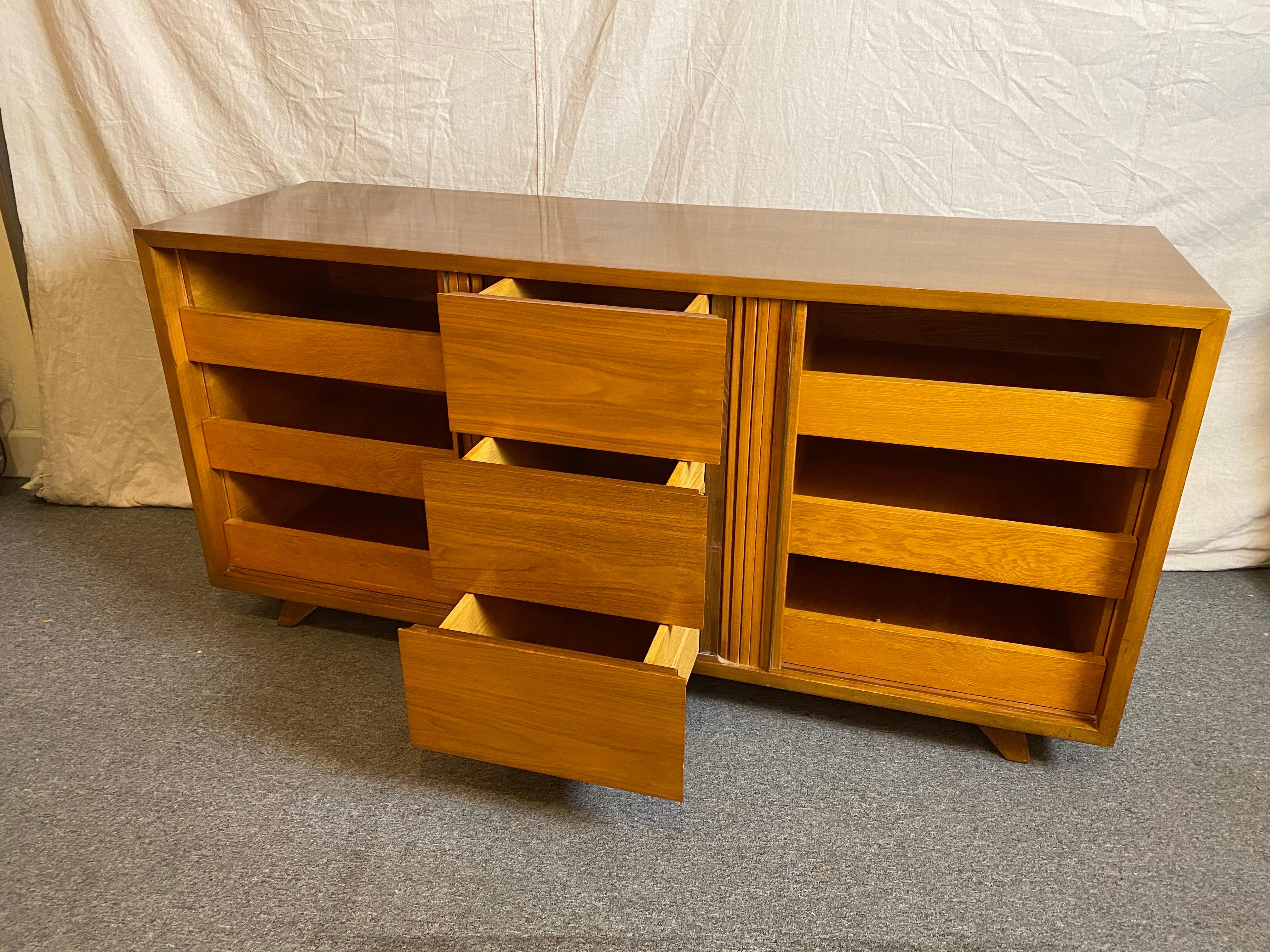 Vladimir Kagan for Kagan/ Dreyfuss Credenza or Bedroom Cabinet In Good Condition For Sale In Philadelphia, PA