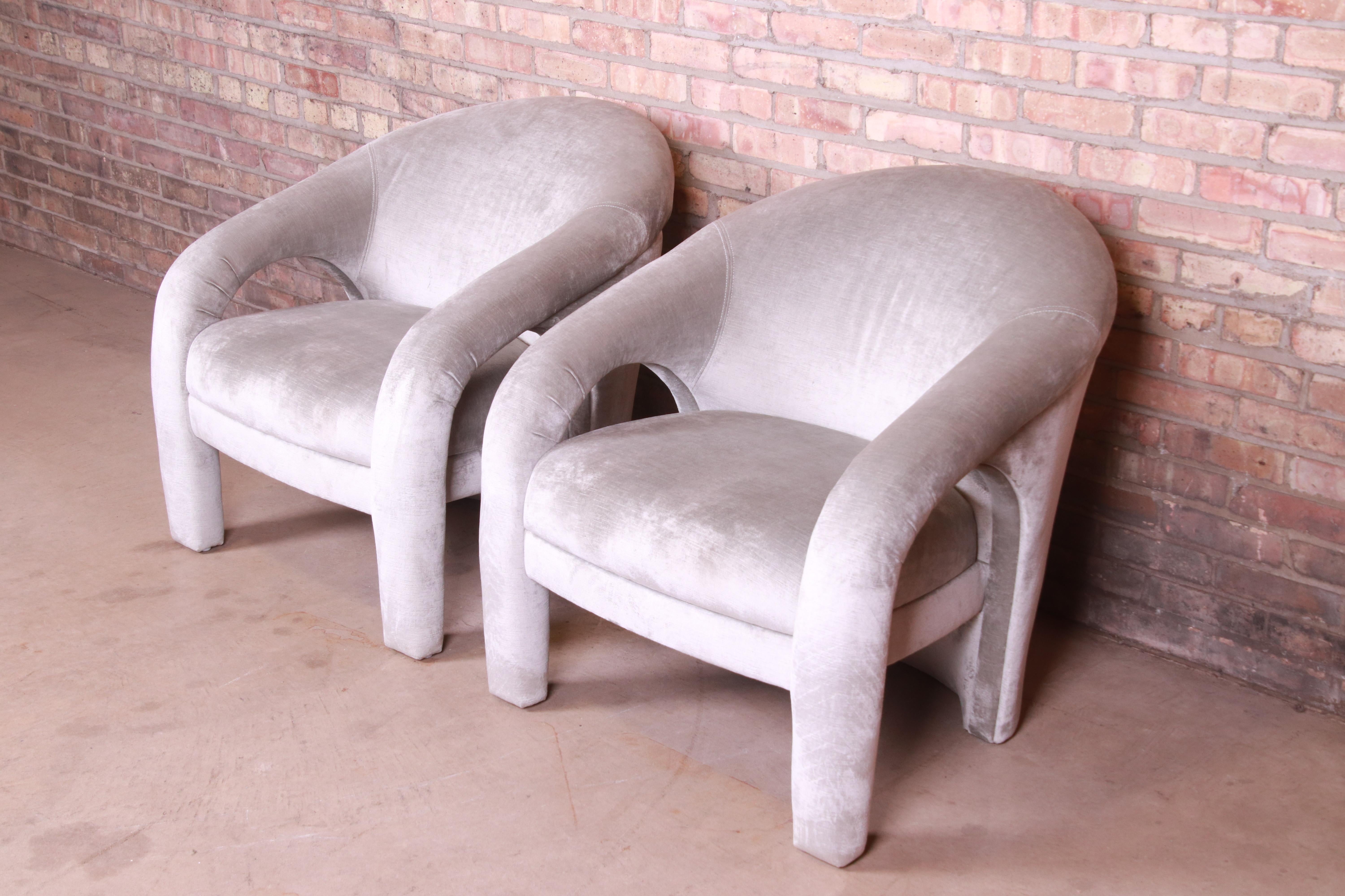 A gorgeous pair of Mid-Century Modern club chairs or lounge chairs

By Vladimir Kagan

USA, 1970s

Sculptural design, with light gray velvet upholstery.

Measures: 30.25