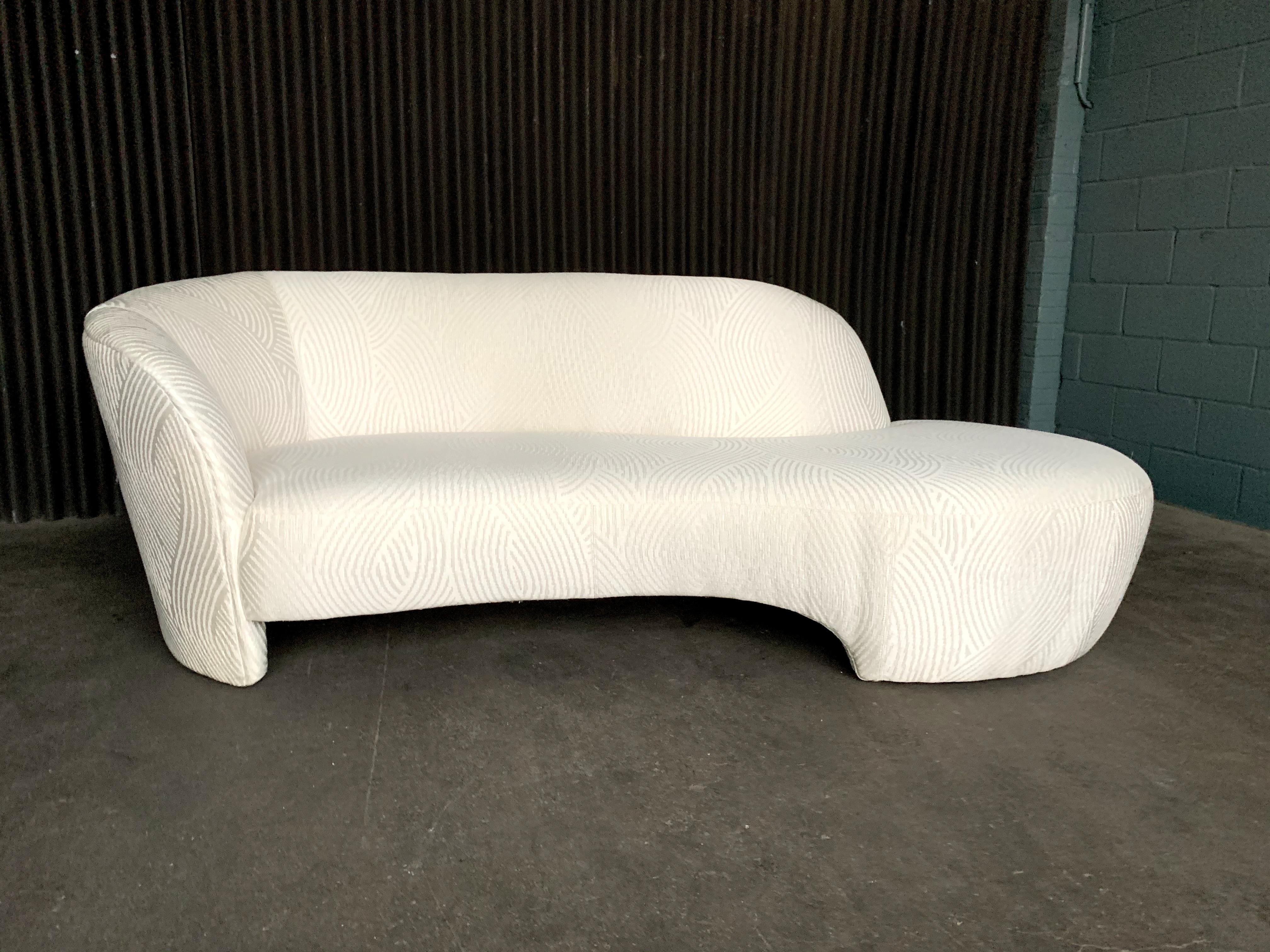 Absolutely flawless white chaise lounge from designer, Vladimir Kagan for Weiman.
I currently have two of these and am posting them separately.
Gorgeous and came from a stunning home.
Fabric is pure white with no issues at all. Poly-cotton blend.