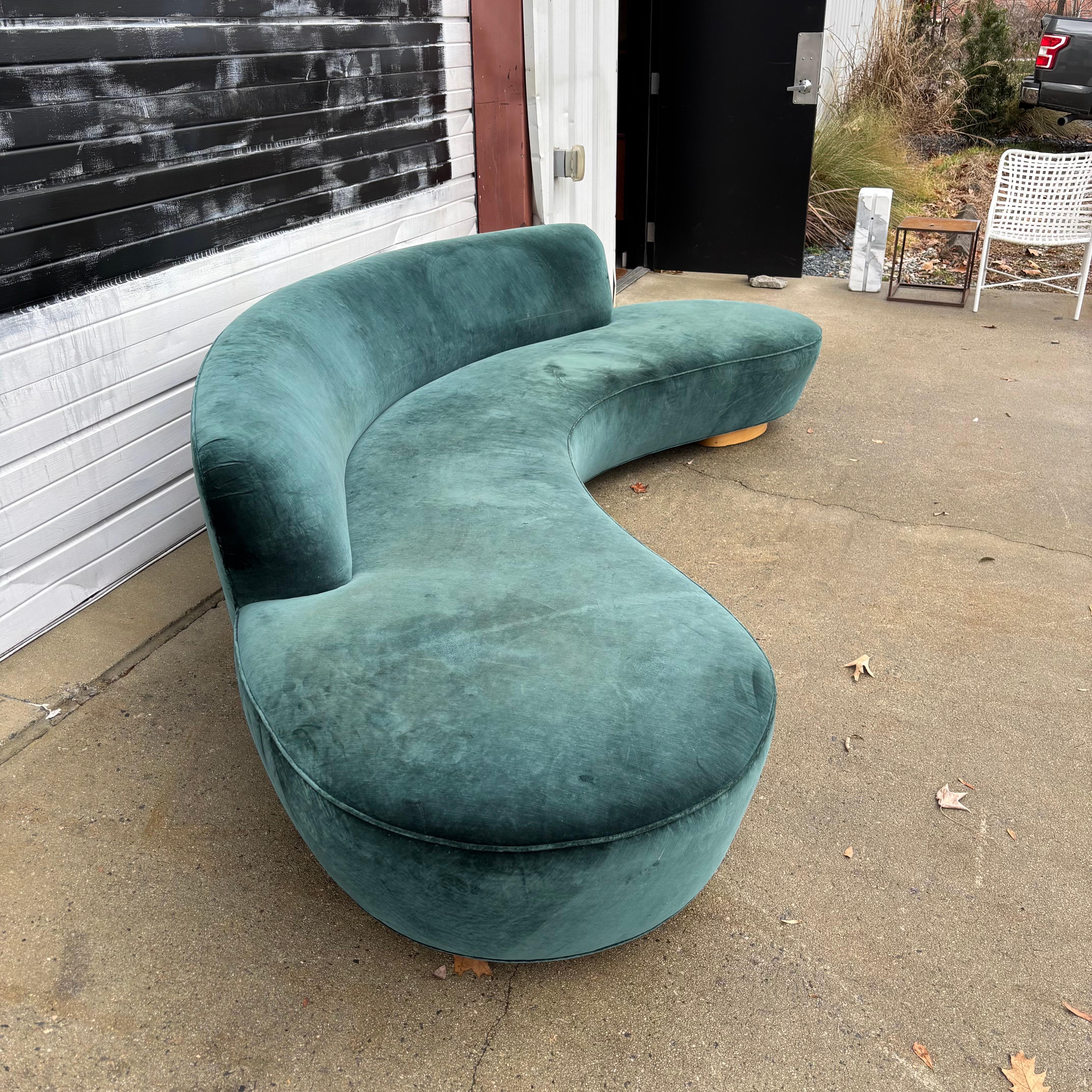 Un classique de Vladimir Kagan conçu à l'origine en 1950.  Cette pièce a été produite par Vladimir Kagan comme indiqué,  vers 2001.  Fabrice est équipé de sa sellerie d'origine et d'une base en érable. Ce modèle est prêt à recevoir le tissu de votre