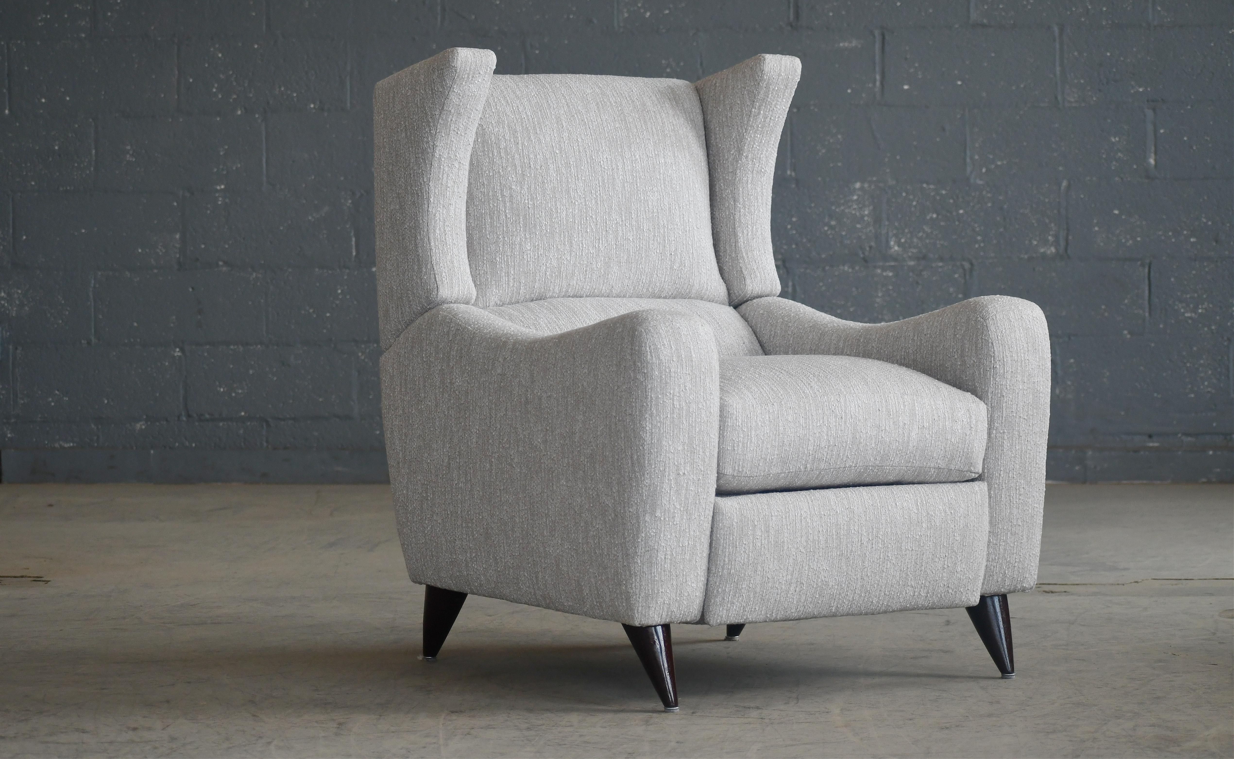 Sillón reclinable moderno de Vladimir Kagan Wingback para American Leather.  Retapizado en  una lana de estilo de mediados de siglo realmente bonita. Totalmente reformado con acolchado nuevo. Silla de respaldo alado reimaginada con curvas y ángulos