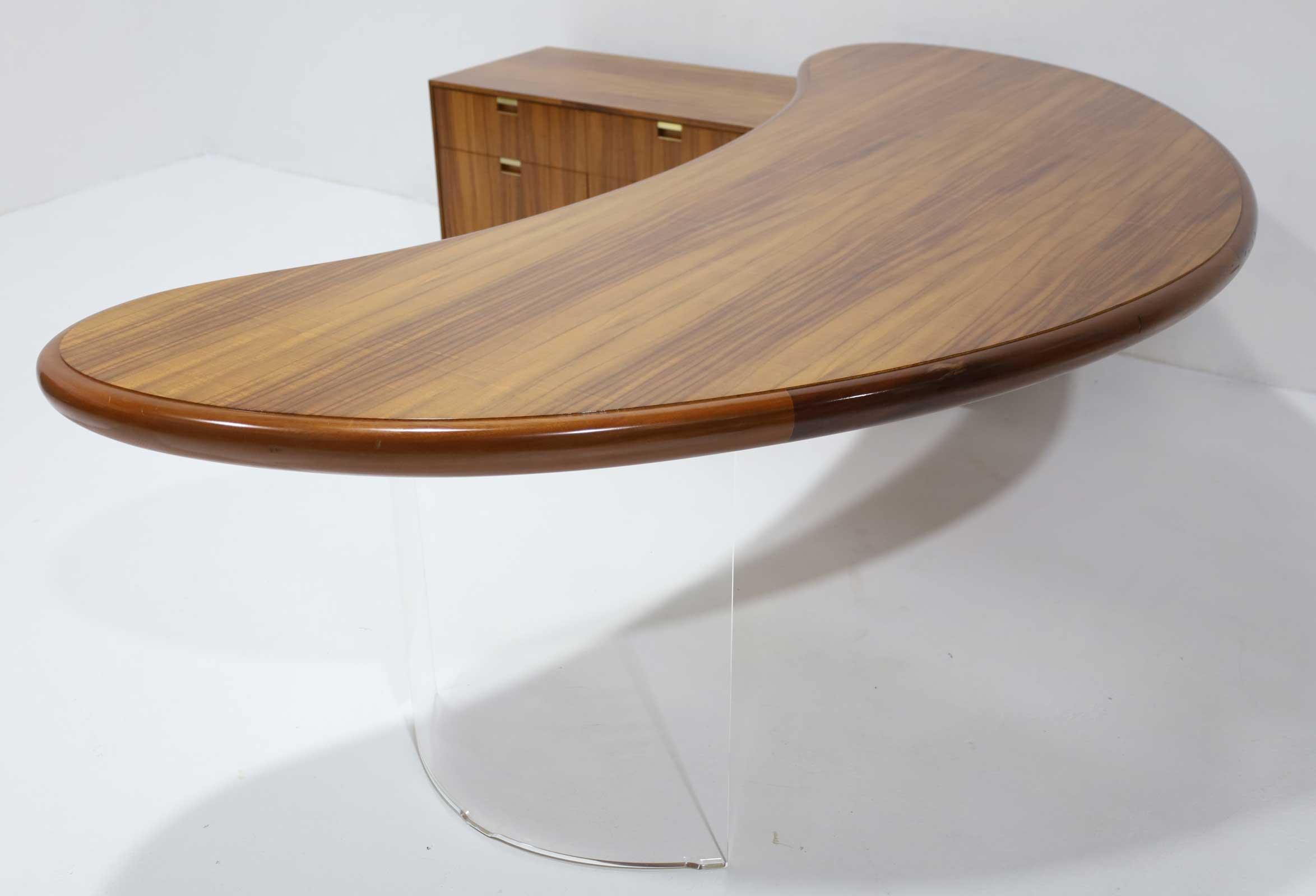 Ottone Scrivania a rene con credenza Vladimir Kagan in Wood Tawi in vendita