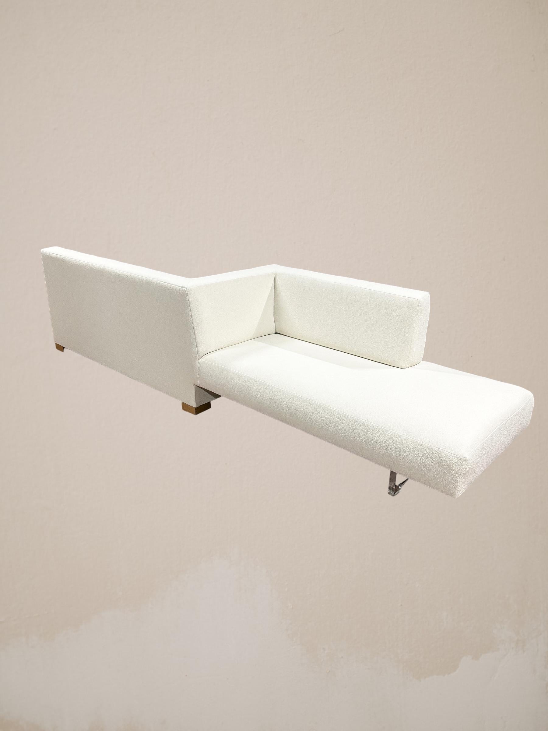 Außergewöhnliches und substanzielles Vladimir Kagan Unikat-Sofa mit zwei Seiten. Dieses Möbelstück ist als multidirektionales Sofa konzipiert, das Zugang und Komfort aus verschiedenen Blickwinkeln ermöglicht. Klare Linien und klare Sockel aus Lucite
