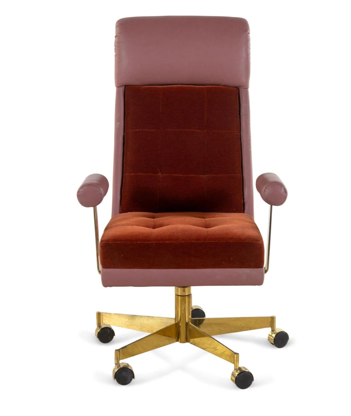 Ce magnifique fauteuil de bureau en cuir, mohair et laiton de Vladimir Kagan pour Vladimir Kagan Designs, Inc. est un rare exemple authentique signé avec son étiquette d'origine sous l'assise du fauteuil, conçu dans les années 1970 et fabriqué dans