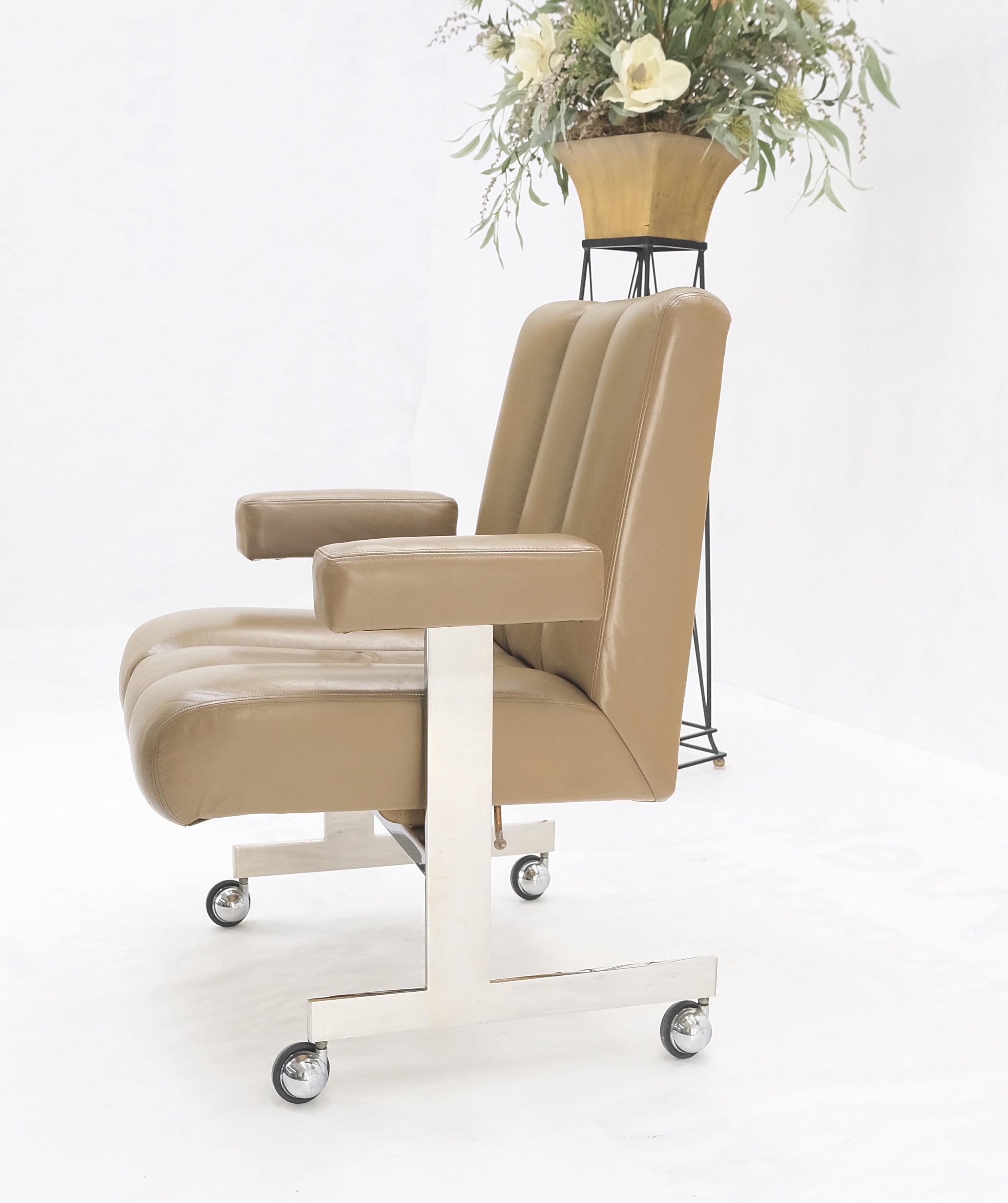 Vladimir Kagan Chaise de bureau en cuir strié avec base lourde en acier inoxydable  en vente 3