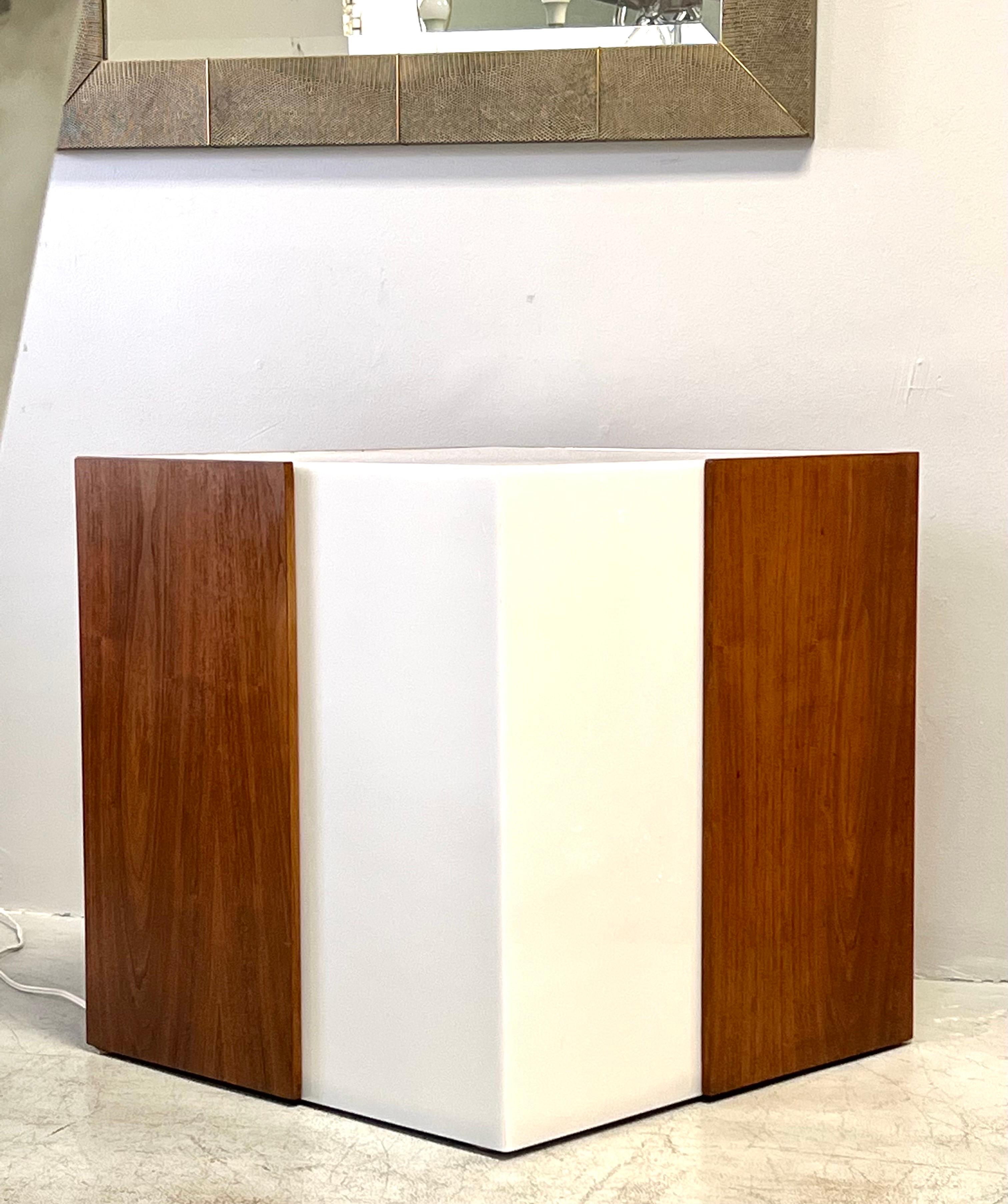 Vladimir Kagan Lightbox Cube Illuminated Walnut Table Stand In Good Condition For Sale In Miami, FL
