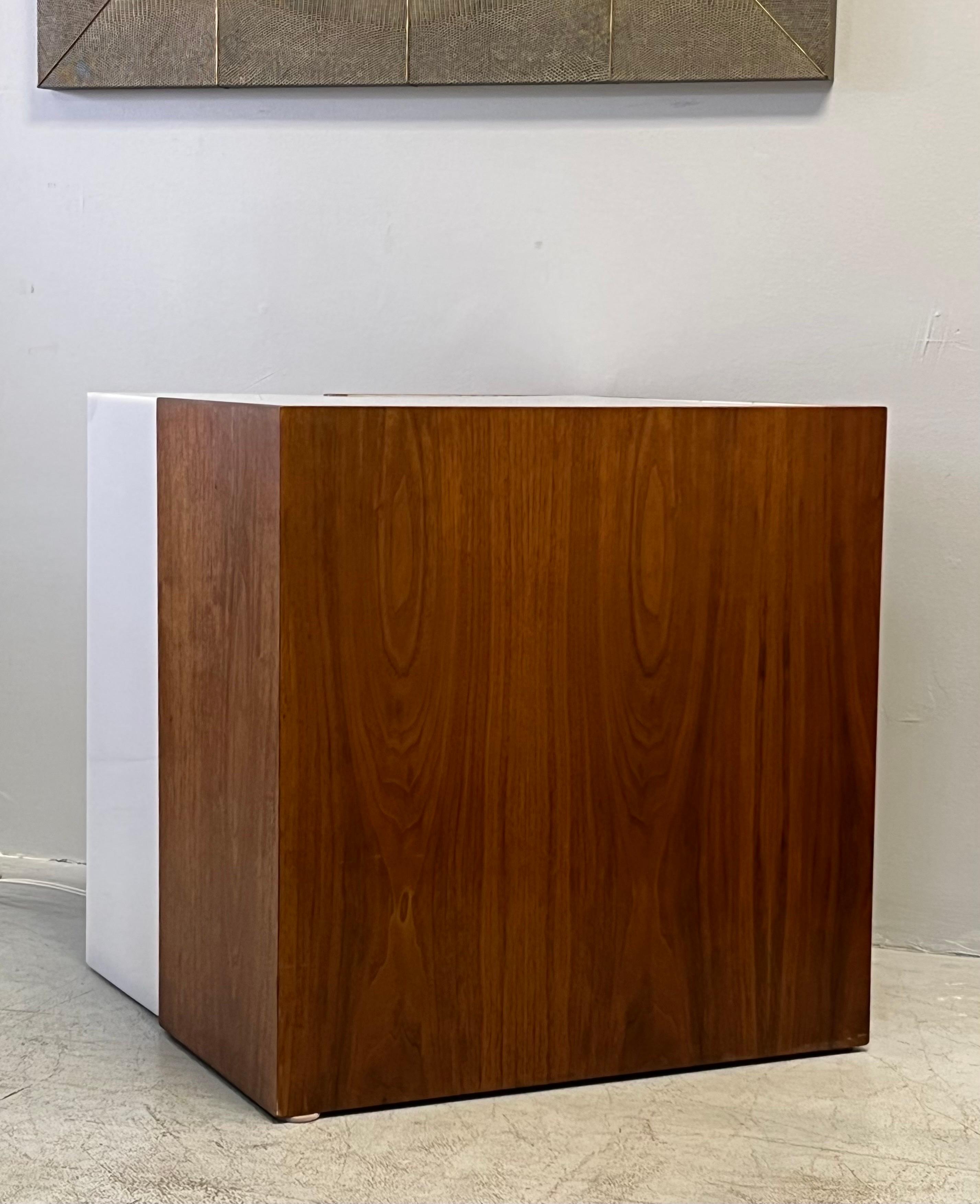 Vladimir Kagan Lightbox Cube Illuminated Walnut Table Stand For Sale 2