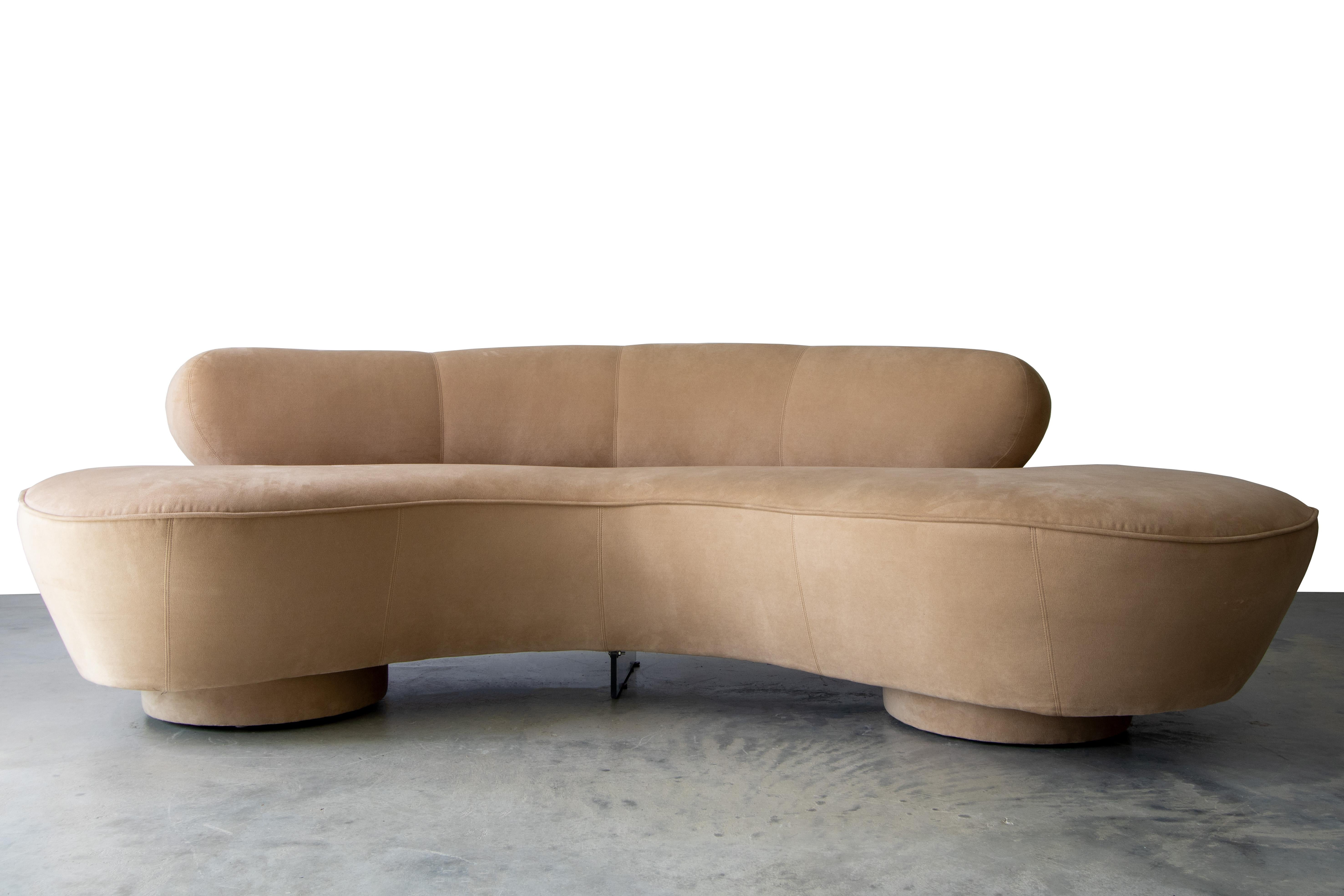 A long island / cloud / serpentine sofa designed by Vladimir Kagan for Directional USA. Circa 2000s. Microfiber fabric shows very well for 20 years old but would shine with new upholstery. Directional Label to the underside.

Dimensions:

29 H ×