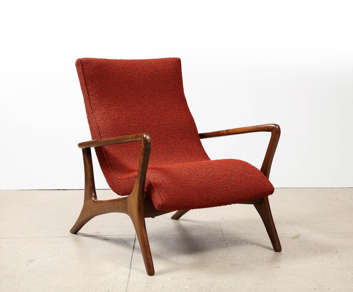 Seltener Contour Lounge Chair von Vladimir Kagan. Nussbaum, Polsterung. Eine klassische Form A von Kagan mit skulpturalem Rahmen aus Nussbaumholz. Entworfen 1953, dieses Exemplar wurde um 1970 hergestellt.