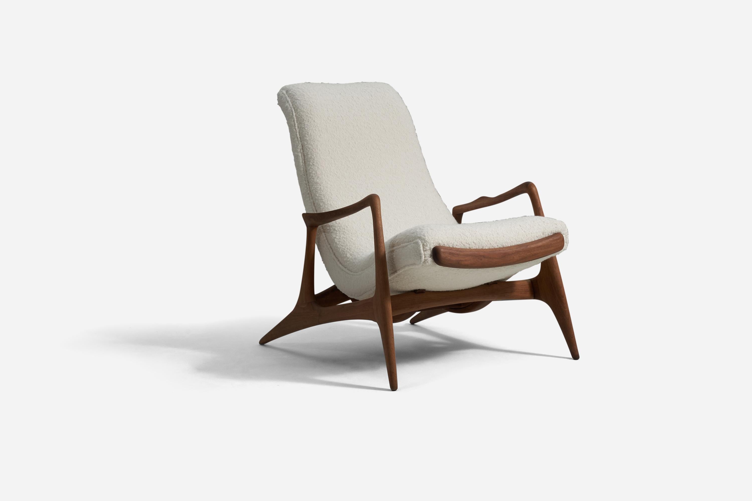 A early production adjustable lounge with retractable footrest. Designed by Vladimir Kagan for his own firm Kagan-Dreyfuss, Inc, c. 1950. Branded.

Features finely carved walnut, reupholstered in a brand-new high-end bouclé fabric.

Other