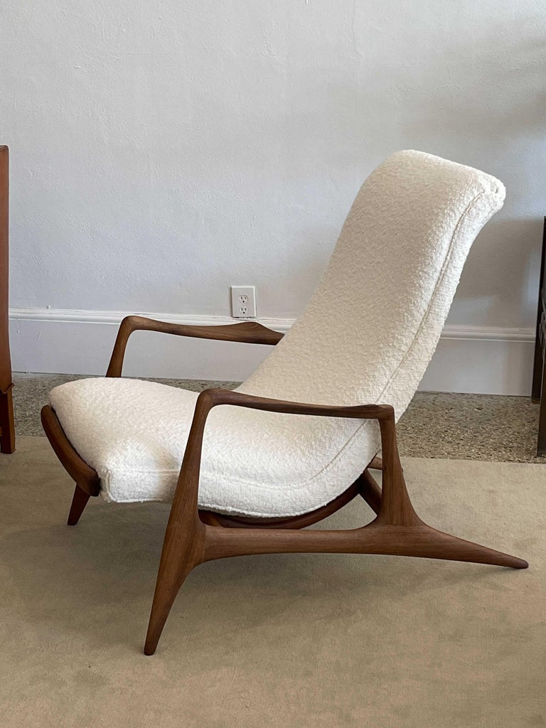 Mid-Century Modern Vladimir Kagan, Lounge Chair, Walnut, White Bouclé, Kagan-Dreyfuss, Inc, c. 1950 For Sale