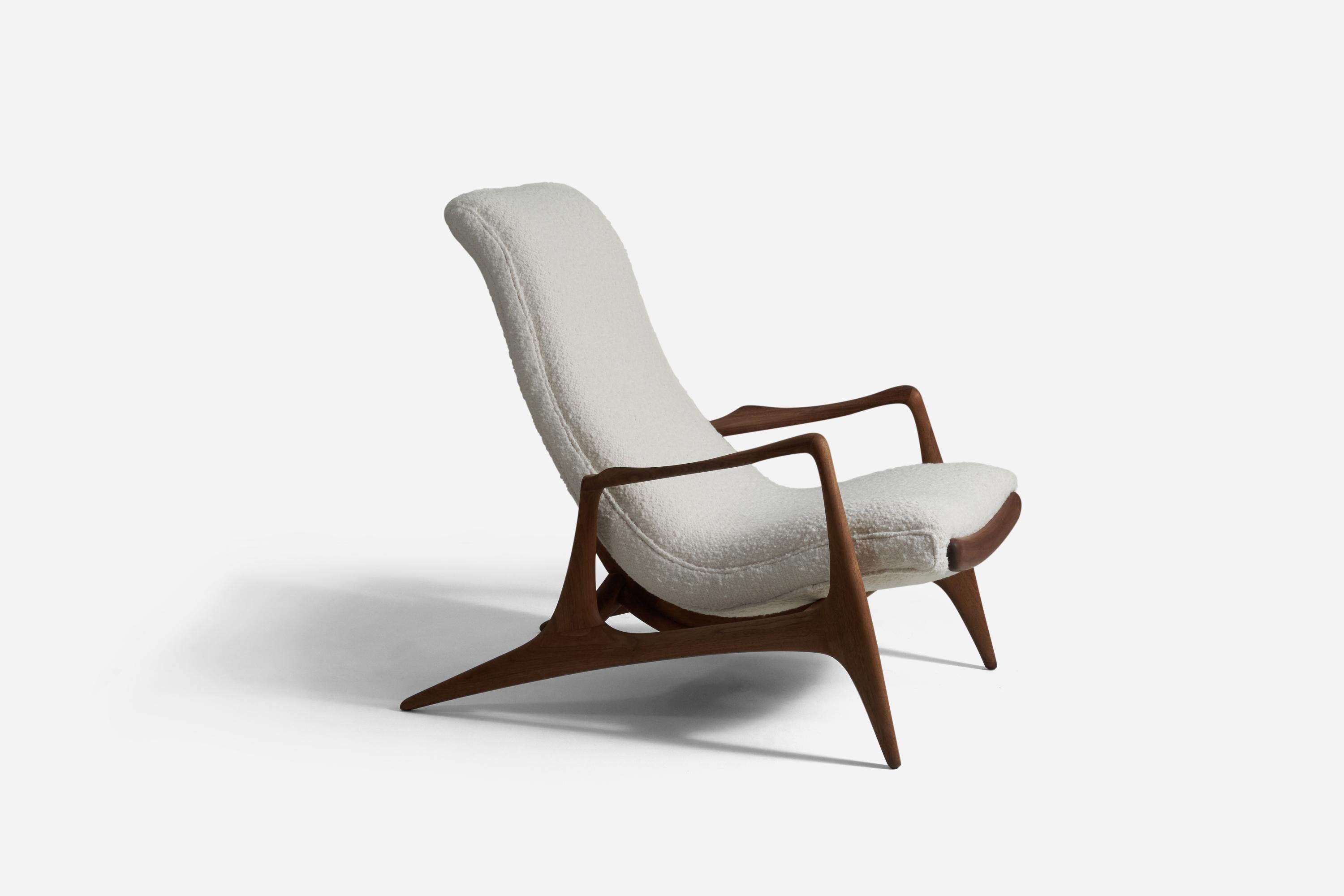 American Vladimir Kagan, Lounge Chair, Walnut, White Bouclé, Kagan-Dreyfuss, Inc, c. 1950 For Sale