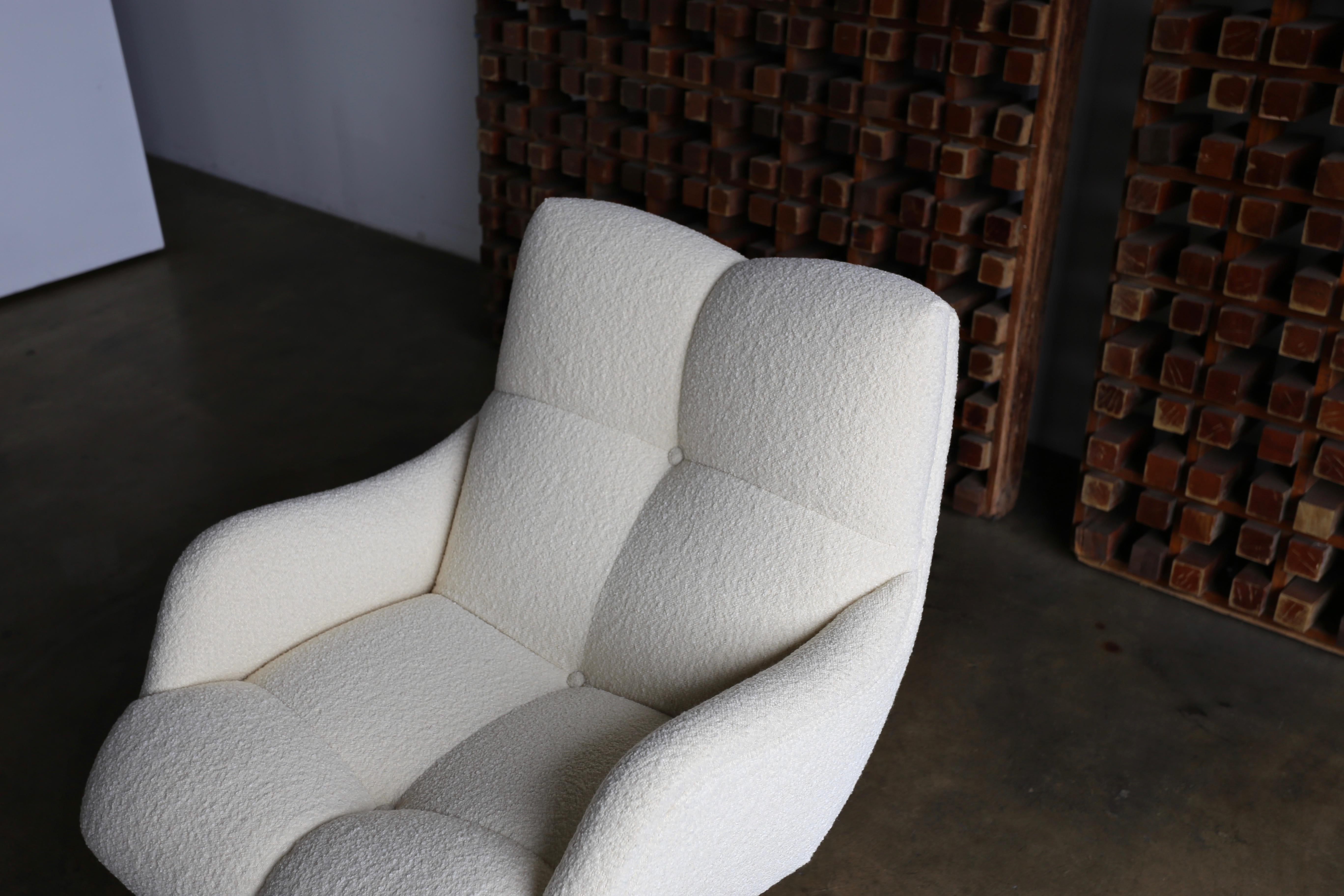 Vladimir Kagan Lucite and Bouclé Swivel Lounge Chair, circa 1970 In Good Condition In Costa Mesa, CA