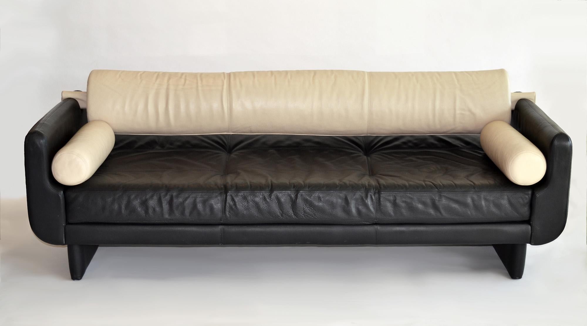 Vladimir Kagan Matinee Sofa für American Leather, USA, 2000er Jahre
Vladimir Kagan Matinee-Sofa
Hersteller: Amerikanisches Leder
Designer: Vladimir Kagan Spezifikationen
Breite: 86 Zoll
Tiefe: 34,5 Zoll
Höhe: 30,5 Zoll
Sitzhöhe: 17 Zoll
MATERIAL: