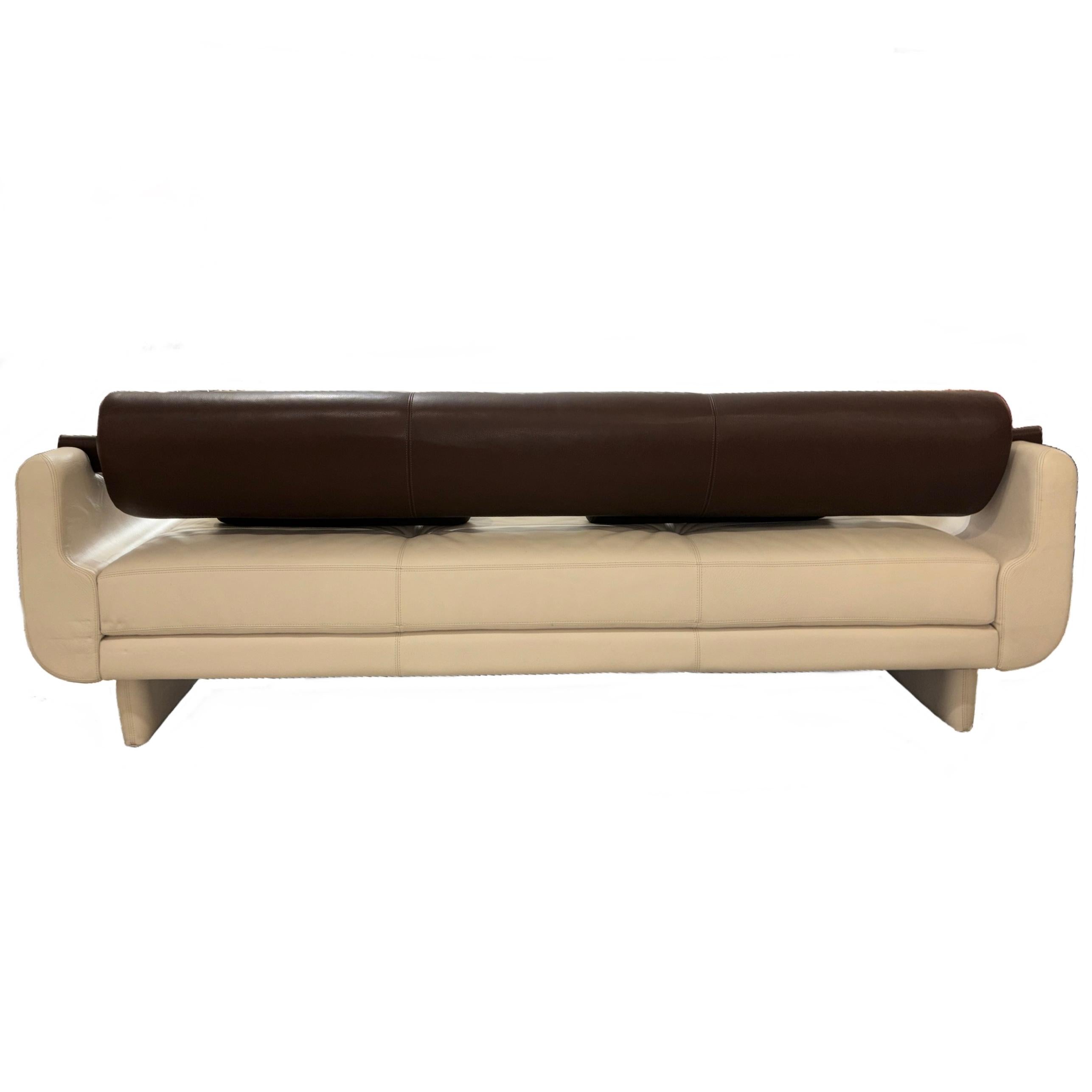 Iconic Matinee Sofa/Daybed di Vladimir Kagan

Prodotto da American Leather

2002

Il cuscino dello schienale è rimovibile per trasformare il divano in un lettino da giorno

2 Cuscini tubolari

Cioccolato e crema