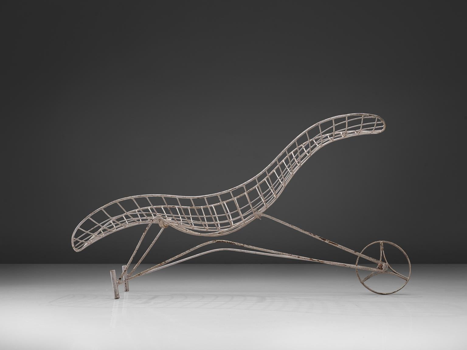Vladimir Kagan, garden lounger, lacquered metal, United States, 1950s.

This Postmodern metal garden chaise longue is suspecting to be an early model of the Capricorn outdoor lounger of the iconic designer Vladimir Kagan.
The lounger features the
