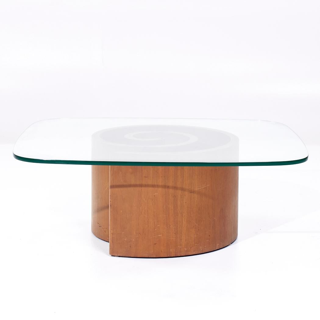 Table basse à escargots en noyer du milieu du siècle de Vladimir Kagan

Cette table basse mesure : 42 de large x 36.75 de profond x 15 de haut

Tous les meubles peuvent être achetés dans ce que nous appelons un état vintage restauré. Cela signifie