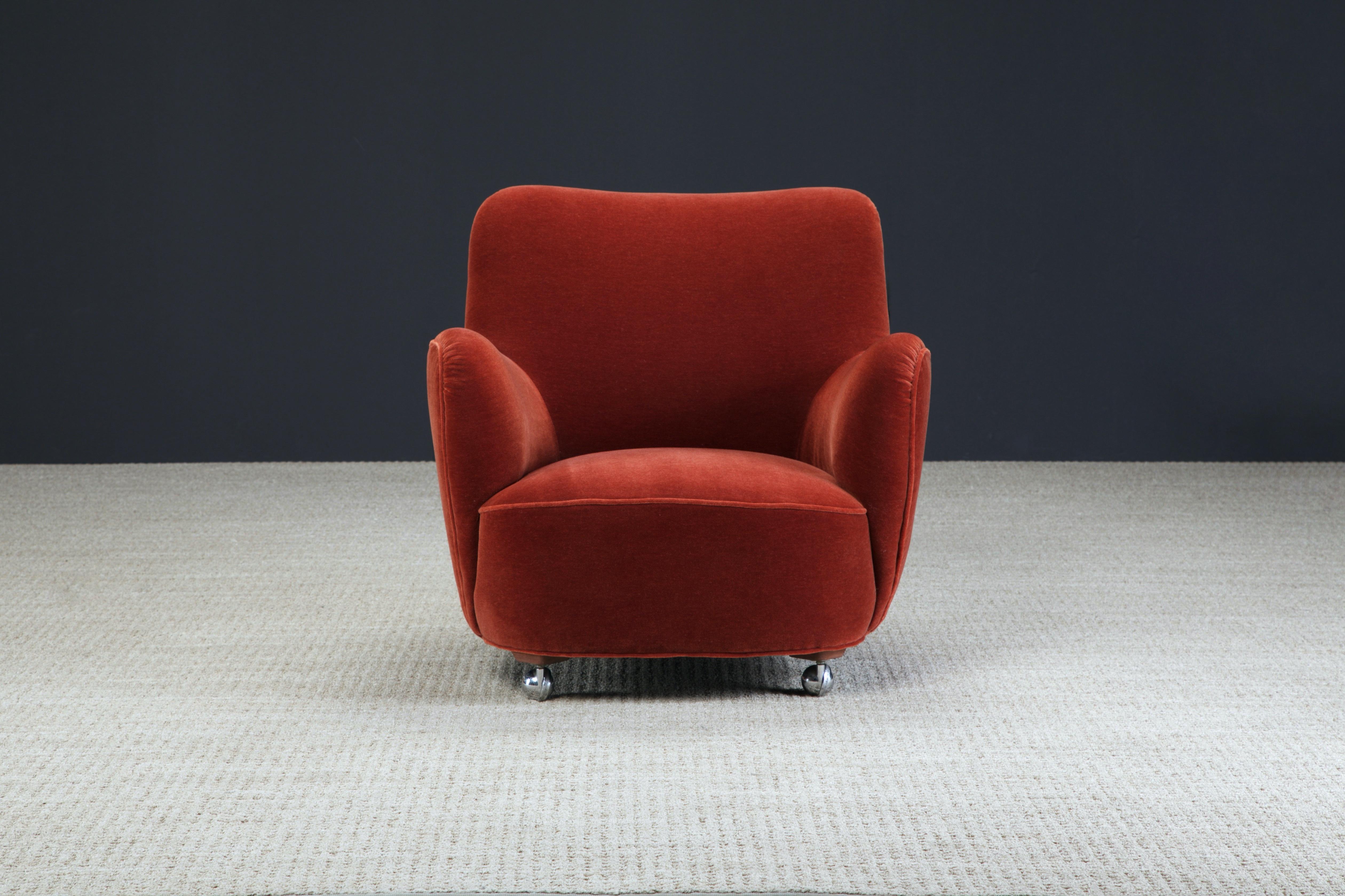 Dieses seltene Sammlerstück ist der Vladimir Kagan Modell #100-A 'Barrel Lounge Chair' auf Kugelrollen, entworfen 1947, signiert mit Vladimir Kagan Designs Label.

Der wunderschöne Samt ist rot, aber mit einem Hauch von verbranntem Orange, was ihm